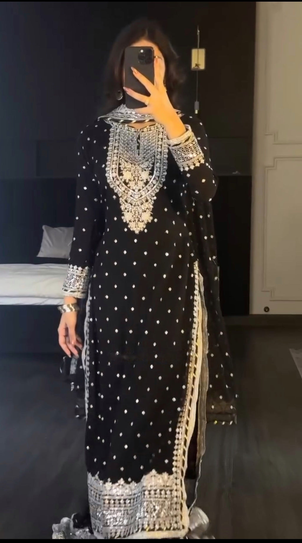 डिज़ाइनर लुक टॉप-दुपट्टा और बॉटम हैवी एम्ब्रॉयडरी सीक्वेंस वर्क के साथ