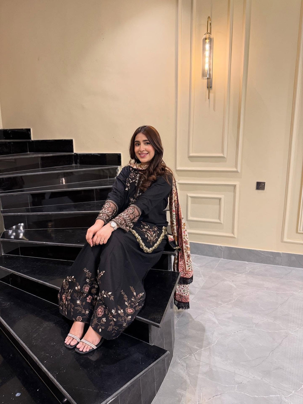 पार्टी वियर लुक: खूबसूरत टॉप और प्लाज़ो दुपट्टे के साथ