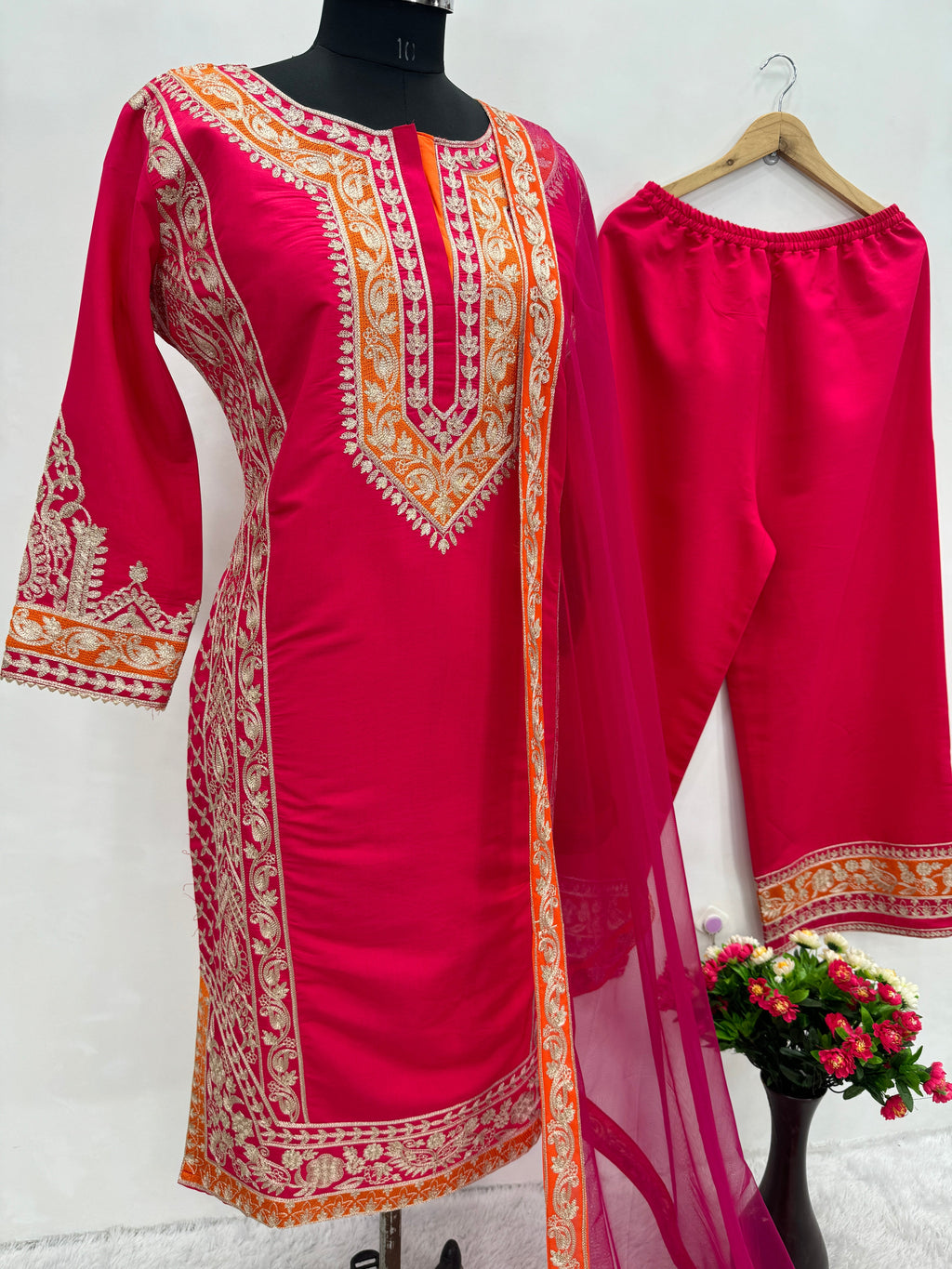 पार्टी वियर खूबसूरत टॉप प्लाज़ो और दुपट्टा चाइनीज़ स्टिच वर्क के साथ