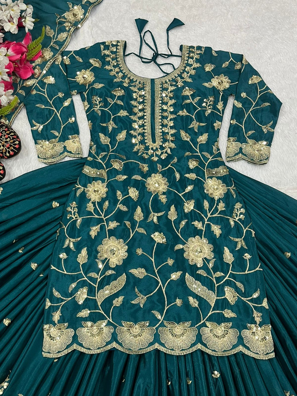 डिज़ाइनर पार्टी वियर लुक टॉप, लहंगा और दुपट्टा