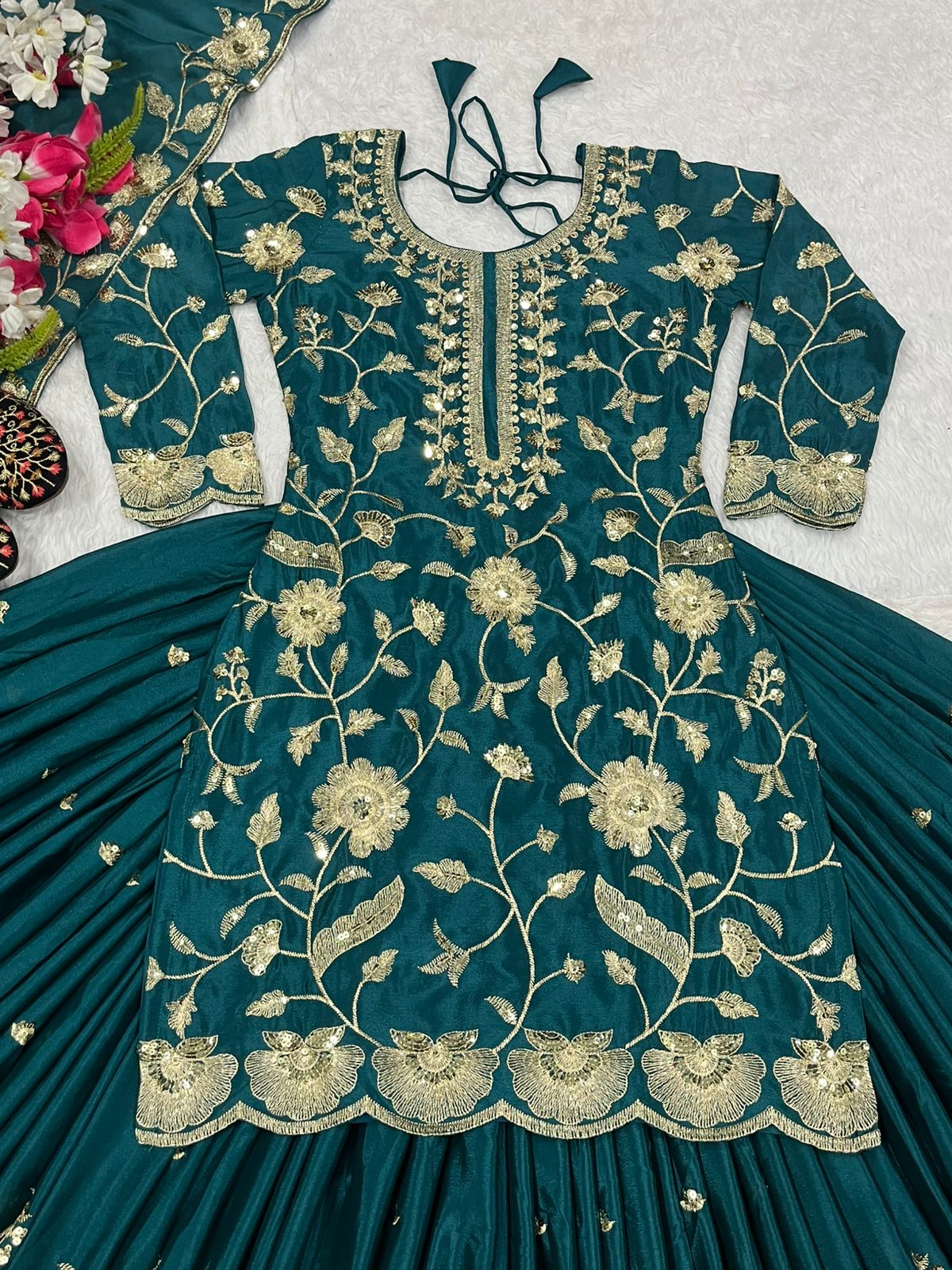 डिज़ाइनर पार्टी वियर लुक टॉप, लहंगा और दुपट्टा