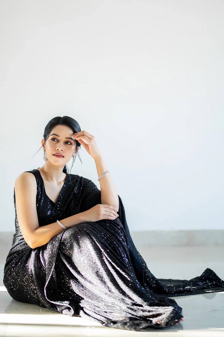 सीक्वेंस वर्क और पाइपिंग बॉर्डर वाली पार्टी वियर डिज़ाइनर साड़ी