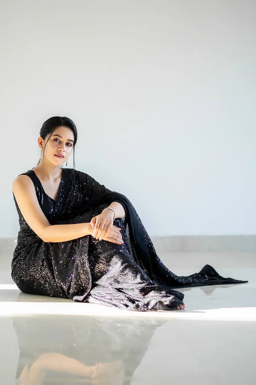 सीक्वेंस वर्क और पाइपिंग बॉर्डर वाली पार्टी वियर डिज़ाइनर साड़ी