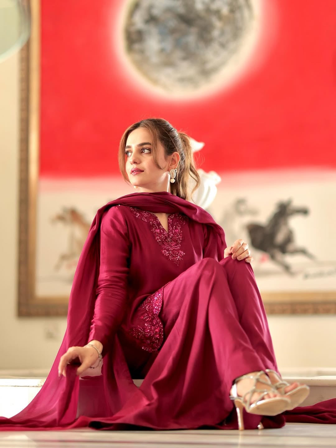 कढ़ाई के काम के साथ पार्टी वियर सुंदर टॉप-बॉटम और दुपट्टा