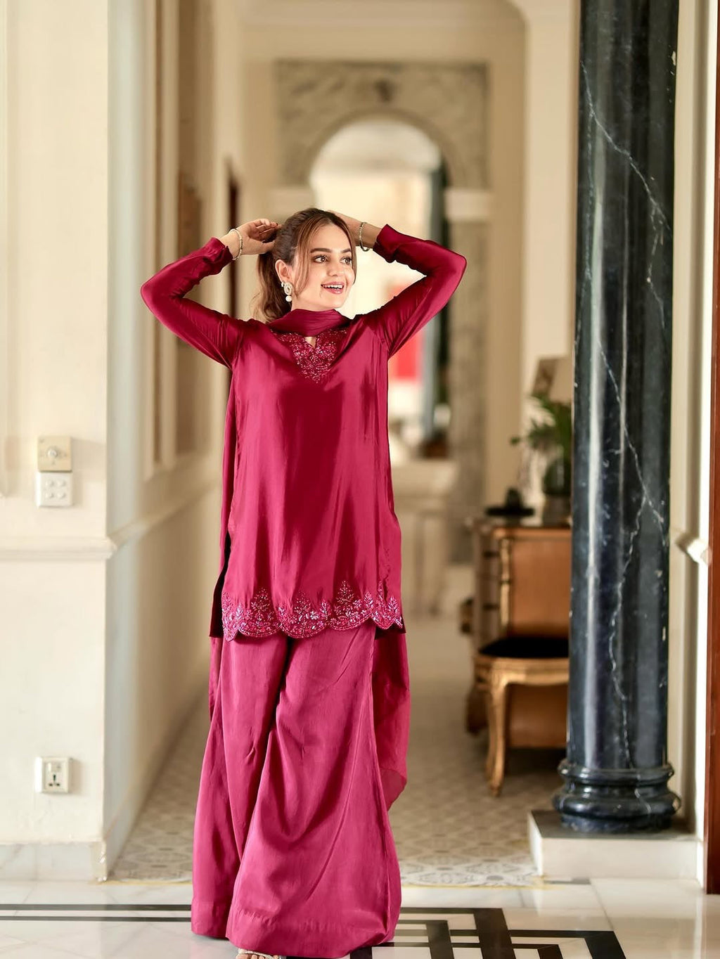 कढ़ाई के काम के साथ पार्टी वियर सुंदर टॉप-बॉटम और दुपट्टा