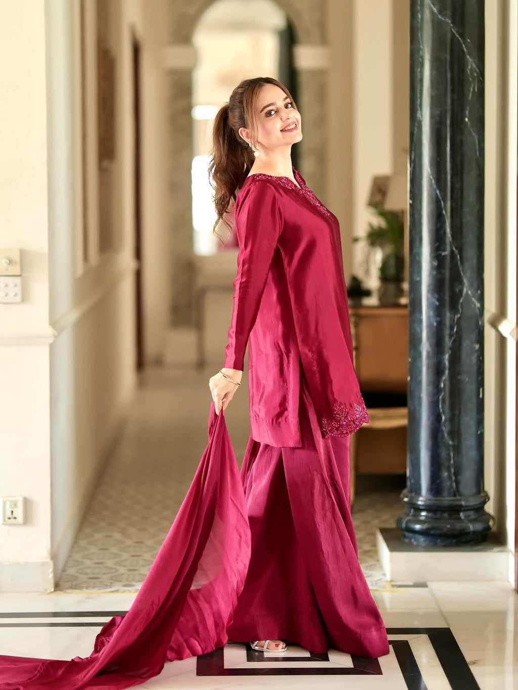 कढ़ाई के काम के साथ पार्टी वियर सुंदर टॉप-बॉटम और दुपट्टा