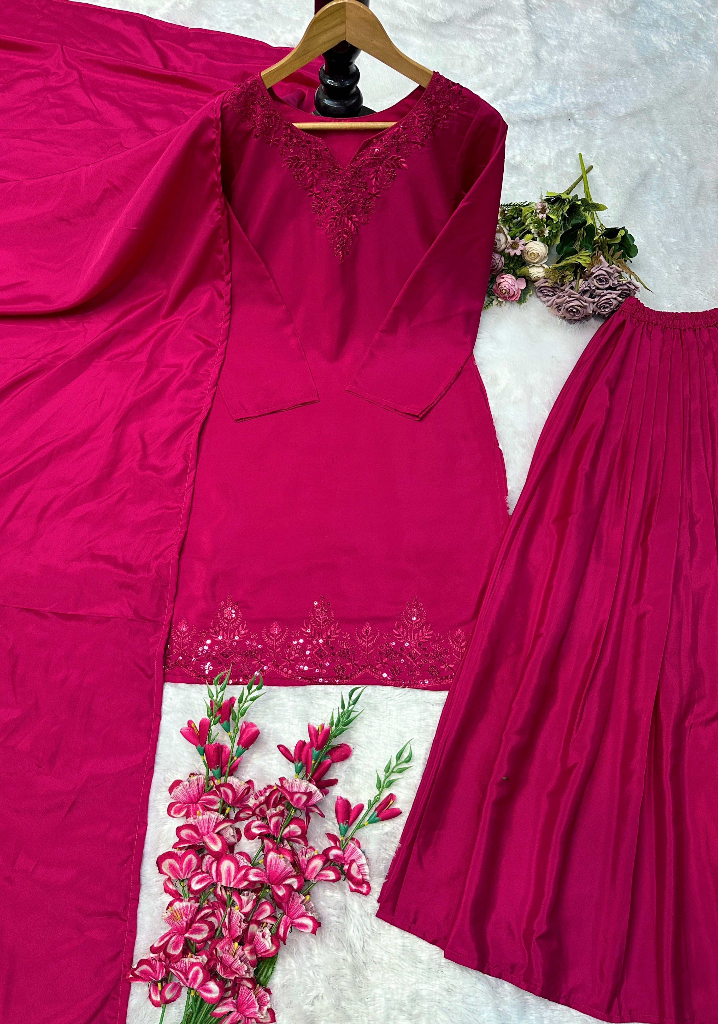 कढ़ाई के काम के साथ पार्टी वियर सुंदर टॉप-बॉटम और दुपट्टा