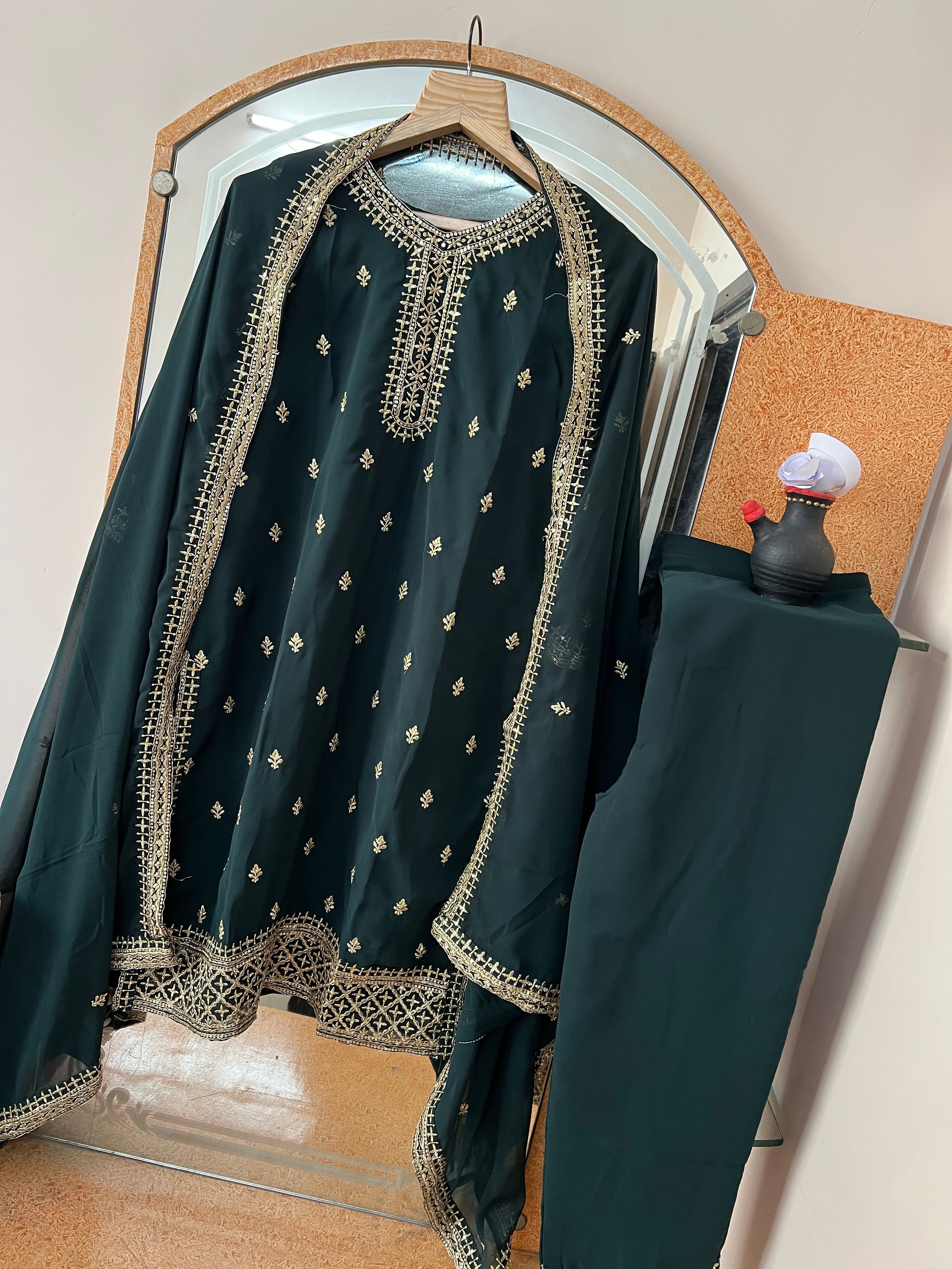 पार्टी वियर डिज़ाइनर टॉप-बॉटम और खूबसूरत दुपट्टा