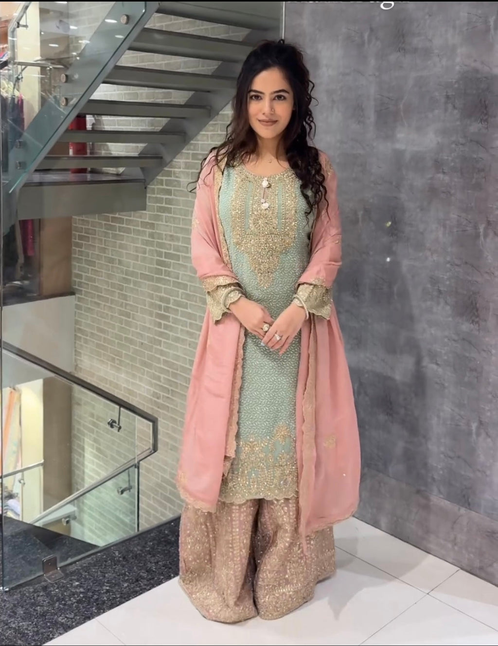 कढ़ाई के काम के साथ डिज़ाइनर टॉप बॉटम और दुपट्टा