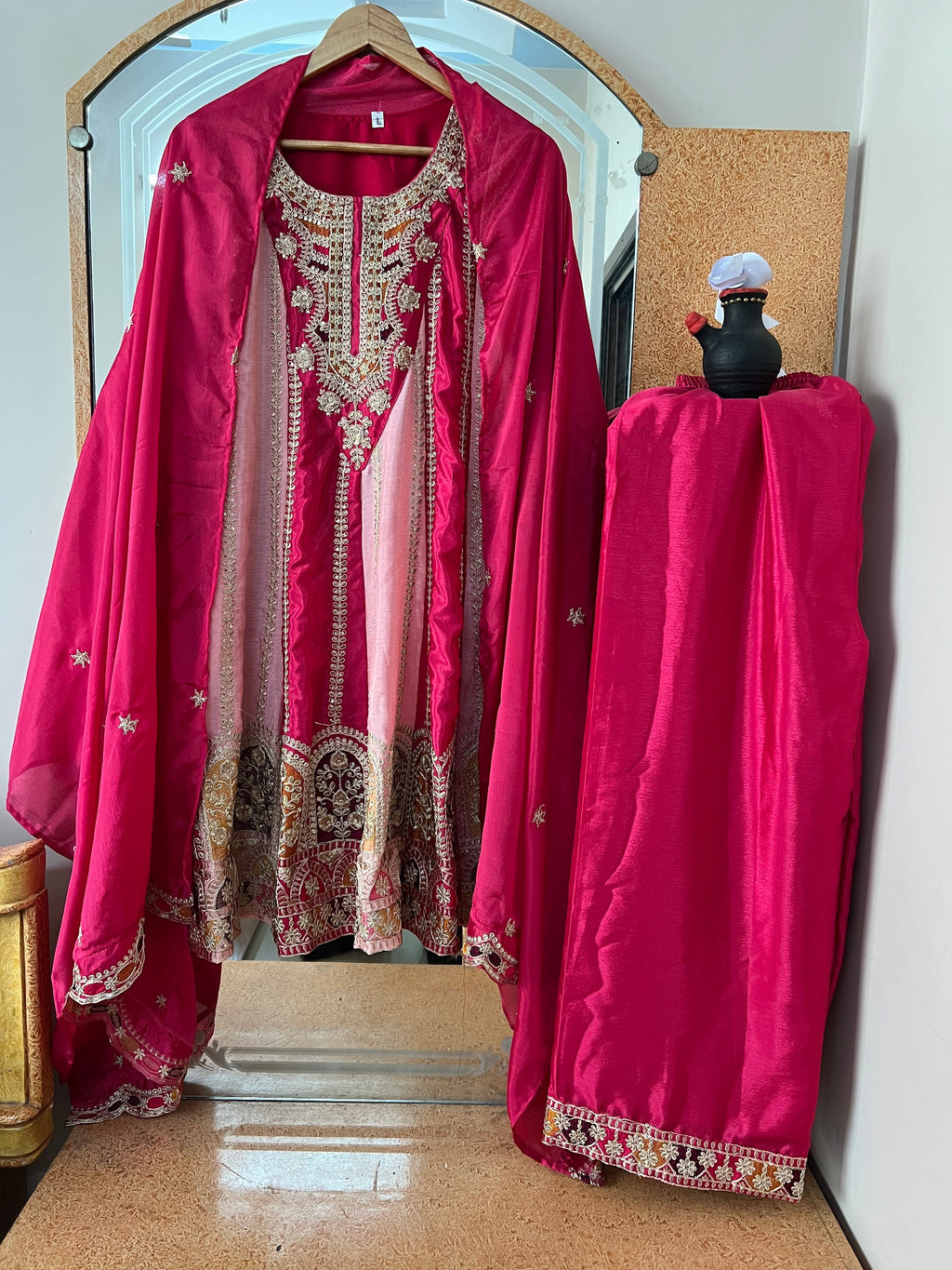 पार्टी वियर सुंदर टॉप-बॉटम और दुपट्टा मल्टी नीडल कढ़ाई वर्क के साथ