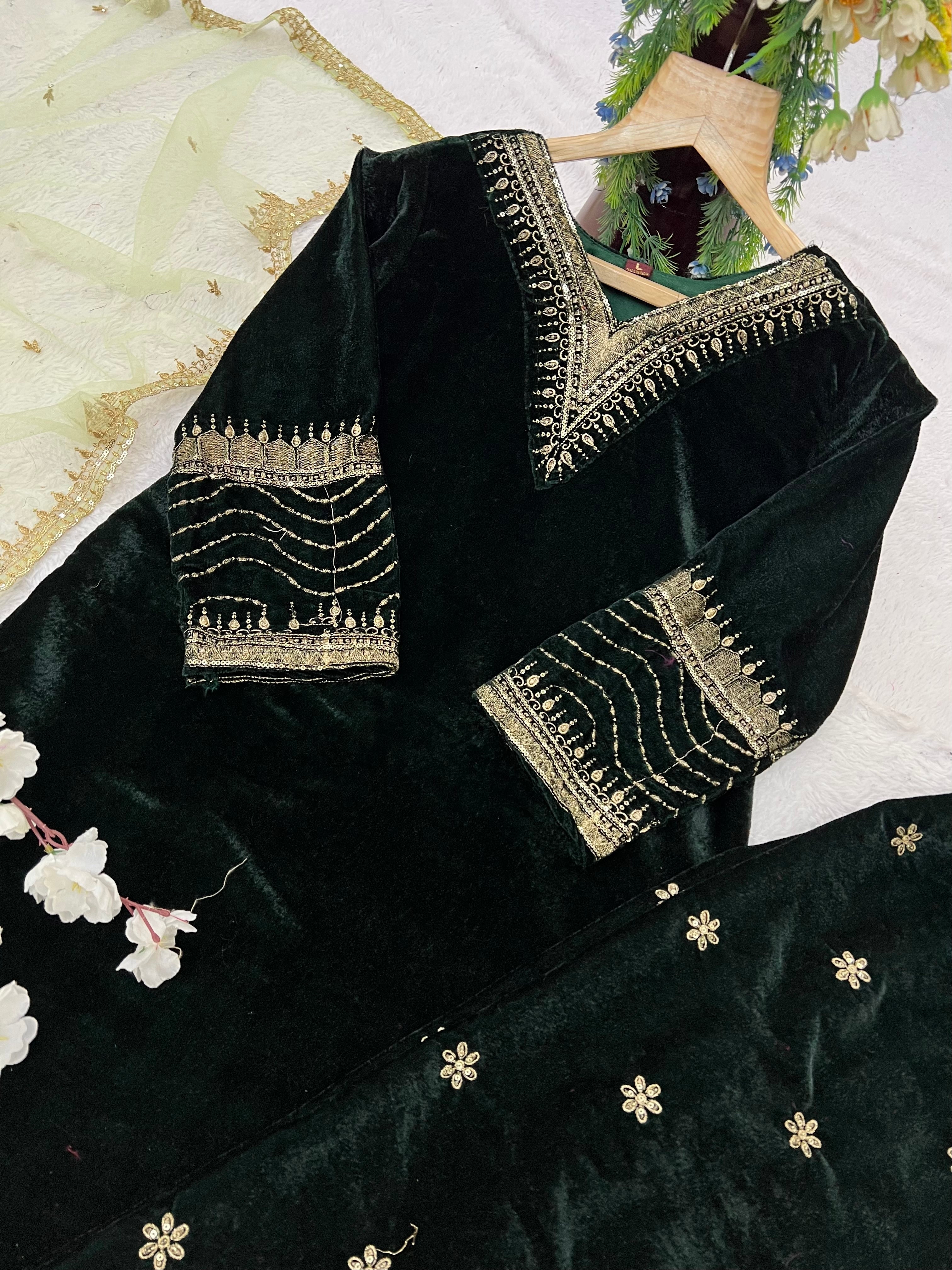 कढ़ाई के काम के साथ डिज़ाइनर पार्टी वियर सूट-पेंट और दुपट्टा