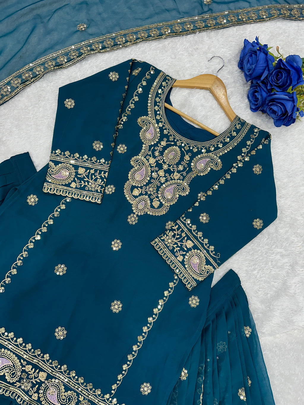 डिज़ाइनर पार्टी वियर लुक टॉप लहंगा और फैंसी दुपट्टा