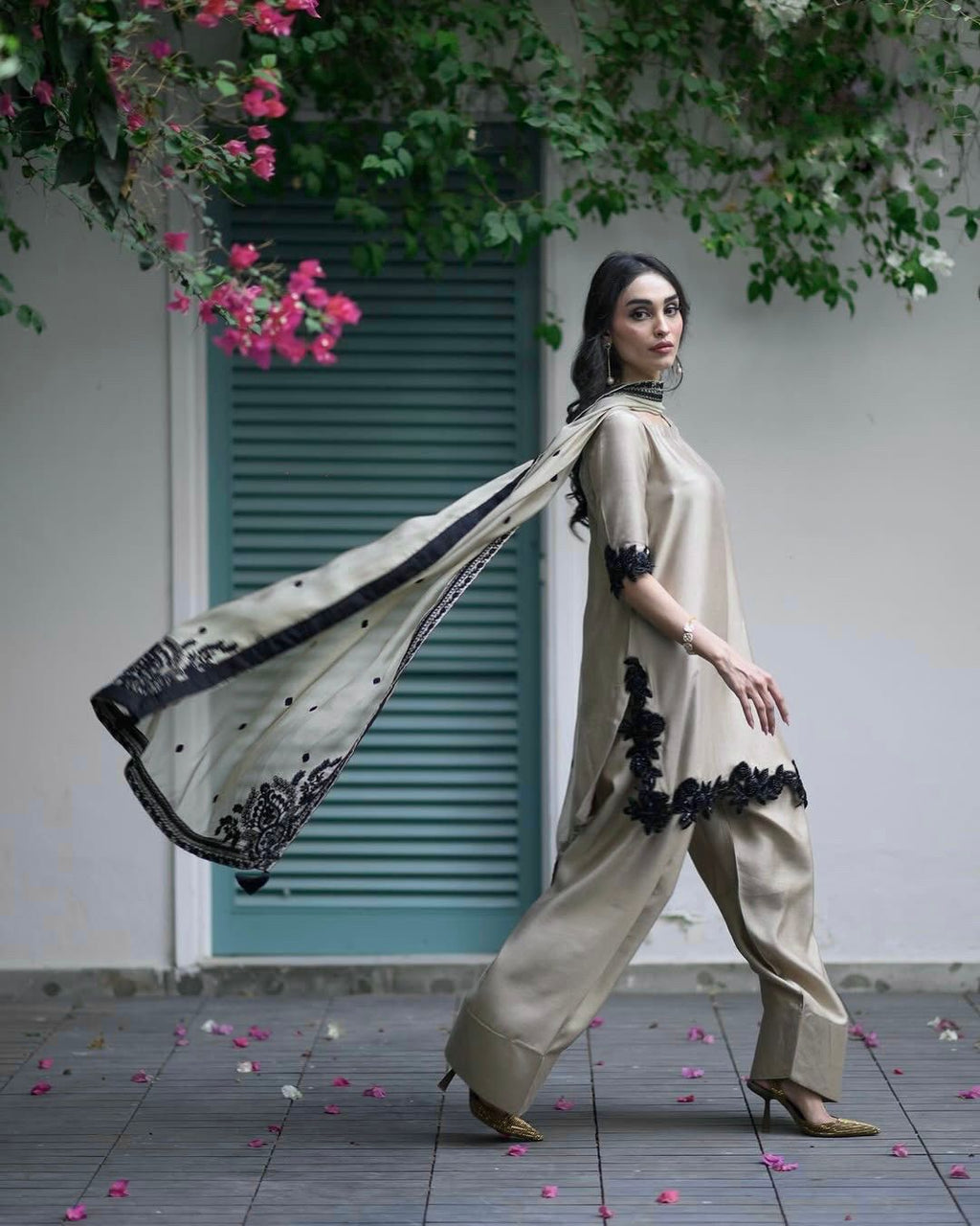 पार्टी में पहनने के लिए सुंदर टॉप और सलवार फैंसी दुपट्टे के साथ