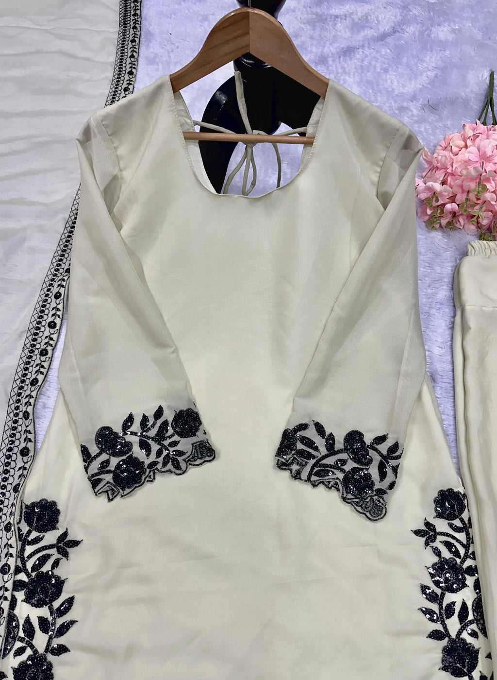 पार्टी में पहनने के लिए सुंदर टॉप और सलवार फैंसी दुपट्टे के साथ