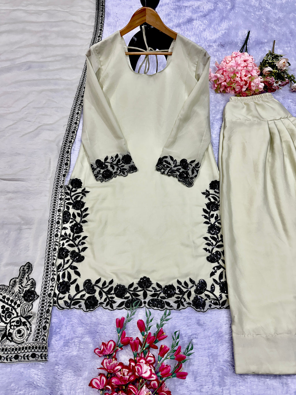 पार्टी में पहनने के लिए सुंदर टॉप और सलवार फैंसी दुपट्टे के साथ