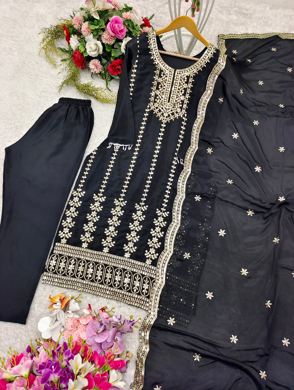 पार्टी वियर खूबसूरत टॉप-पेंट और दुपट्टा सीक्वेंस वर्क के साथ