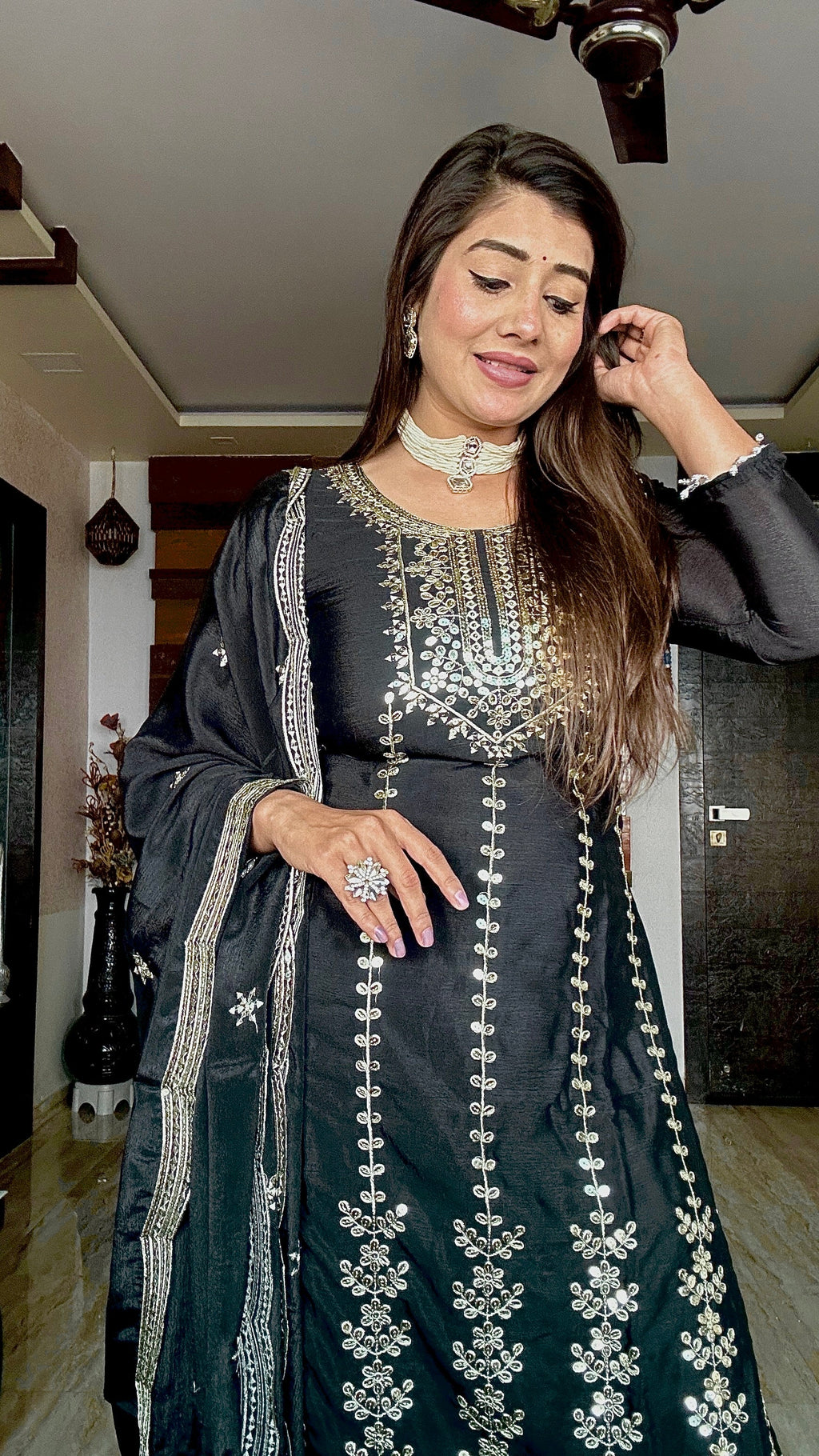 पार्टी वियर खूबसूरत टॉप-पेंट और दुपट्टा सीक्वेंस वर्क के साथ