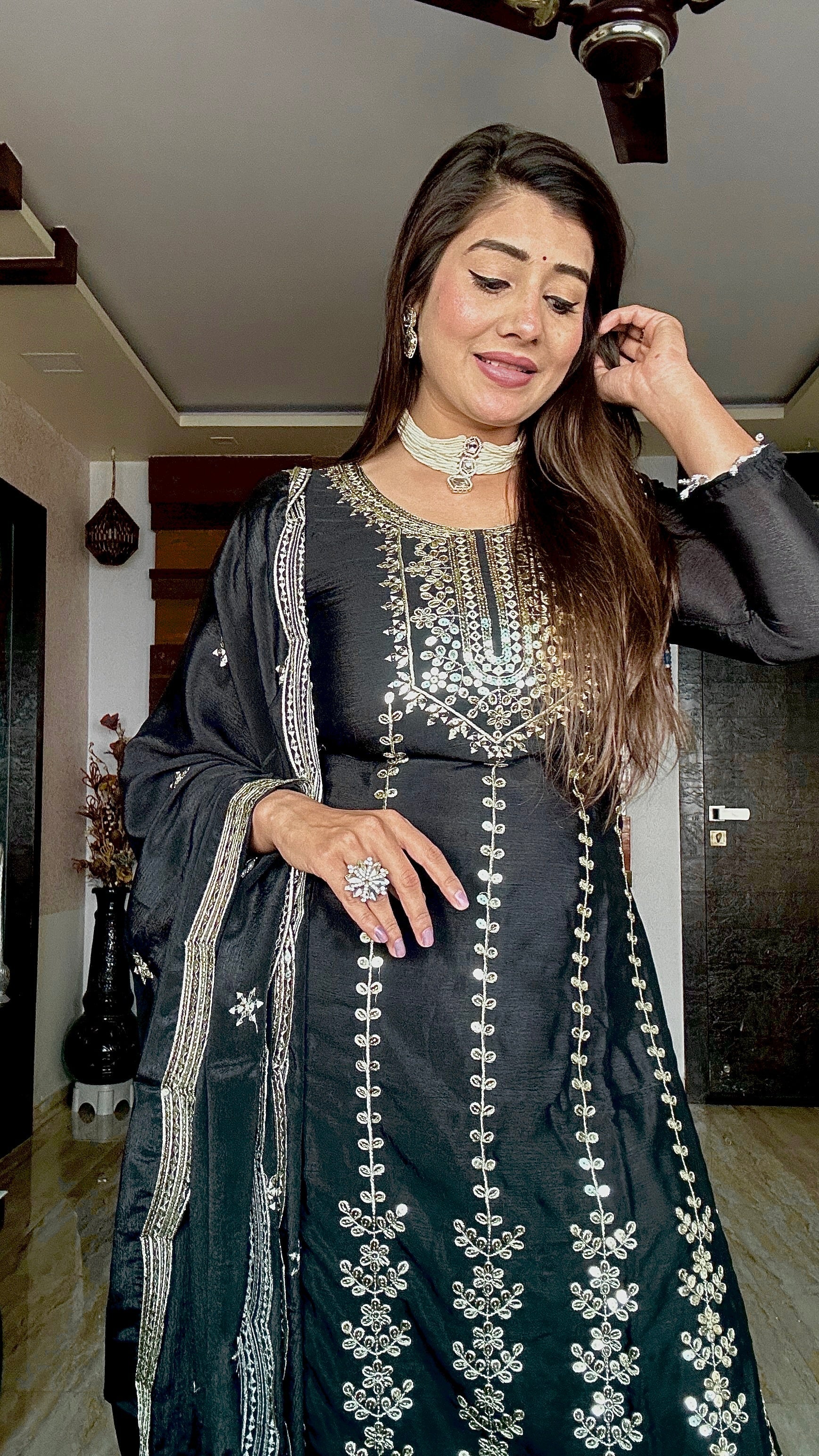 पार्टी वियर खूबसूरत टॉप-पेंट और दुपट्टा सीक्वेंस वर्क के साथ