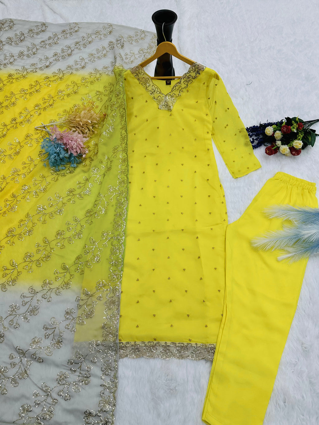 डिज़ाइनर पार्टी वियर टॉप और पैंट दुपट्टे के साथ