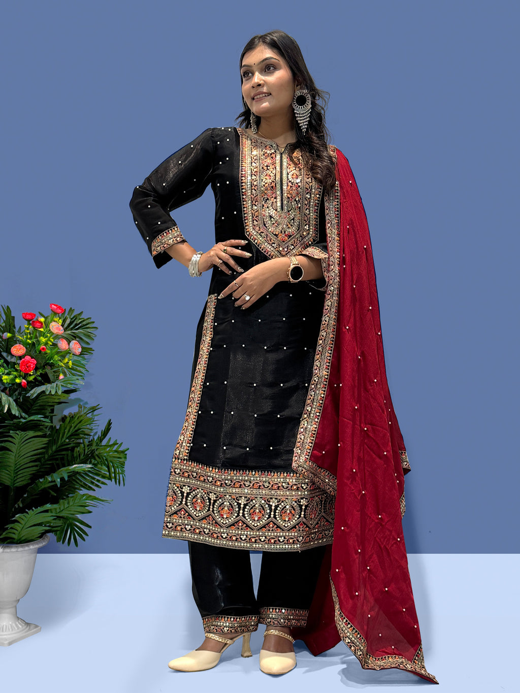 कढ़ाई कोडिंग डोरी-सीक्वेंस वर्क के साथ फैंसी टॉप-बॉटम और दुपट्टा