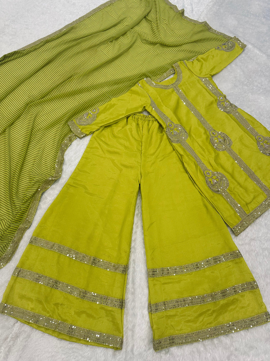 डिज़ाइनर पार्टी वियर खूबसूरत पलाज़ो सेट सीक्वेंस और ज़री वर्क के साथ