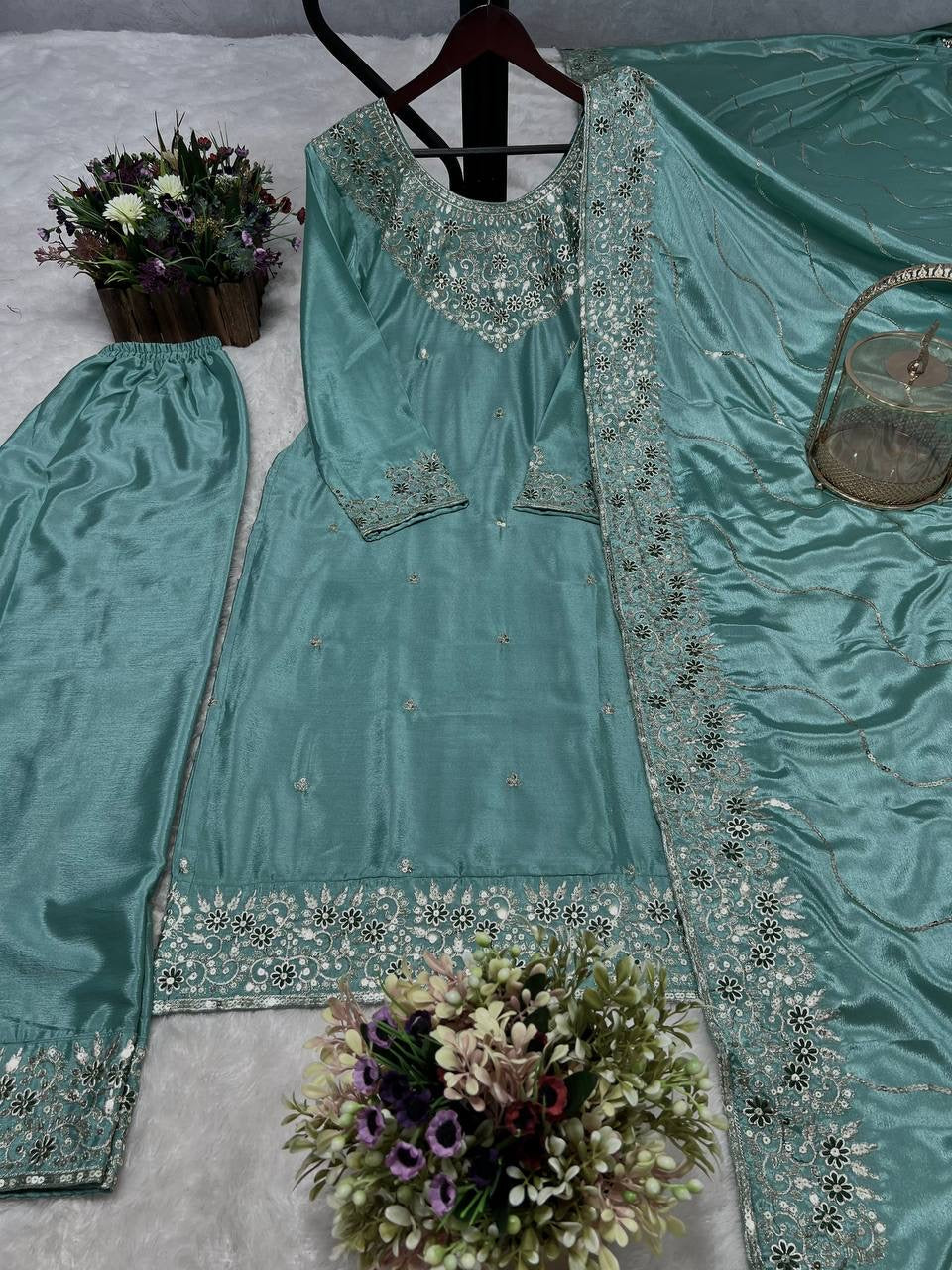 कढ़ाई के काम के साथ पार्टी वियर खूबसूरत कुर्ती पेंट और दुपट्टा