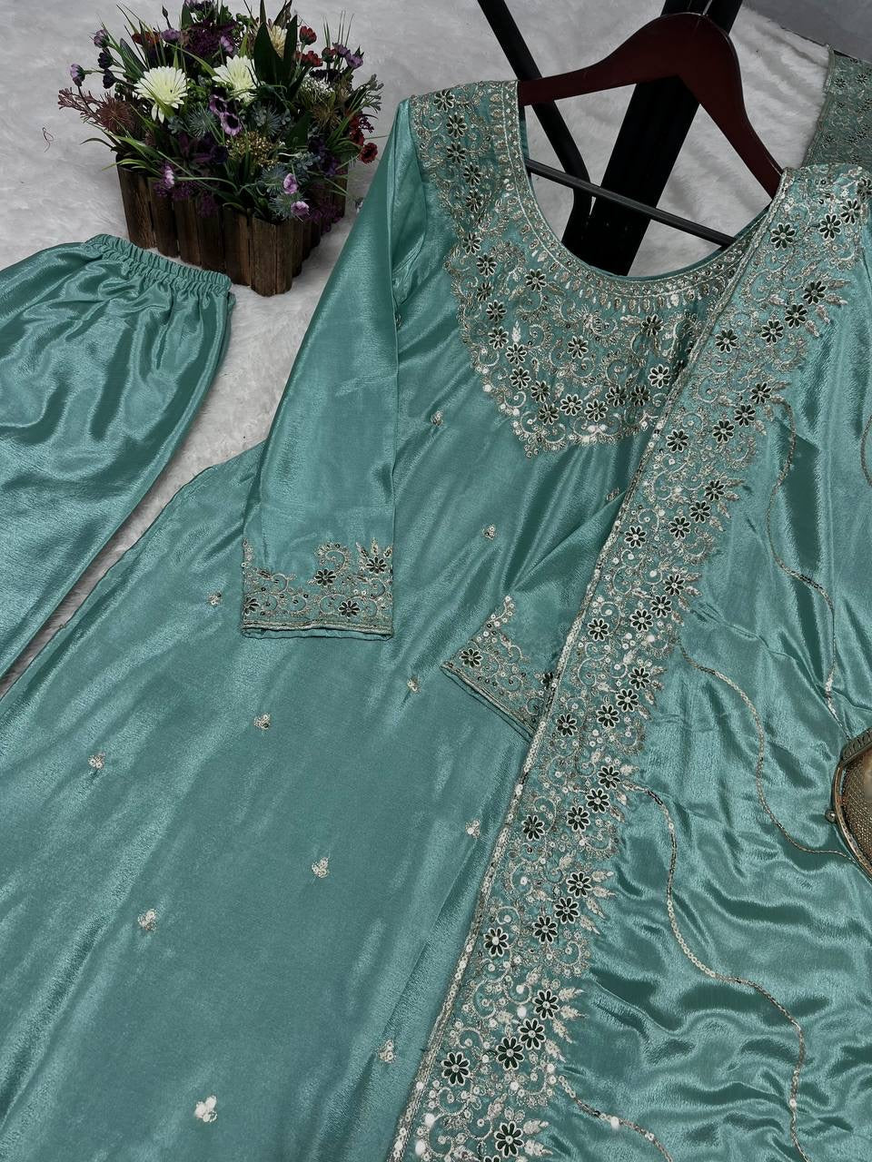 कढ़ाई के काम के साथ पार्टी वियर खूबसूरत कुर्ती पेंट और दुपट्टा