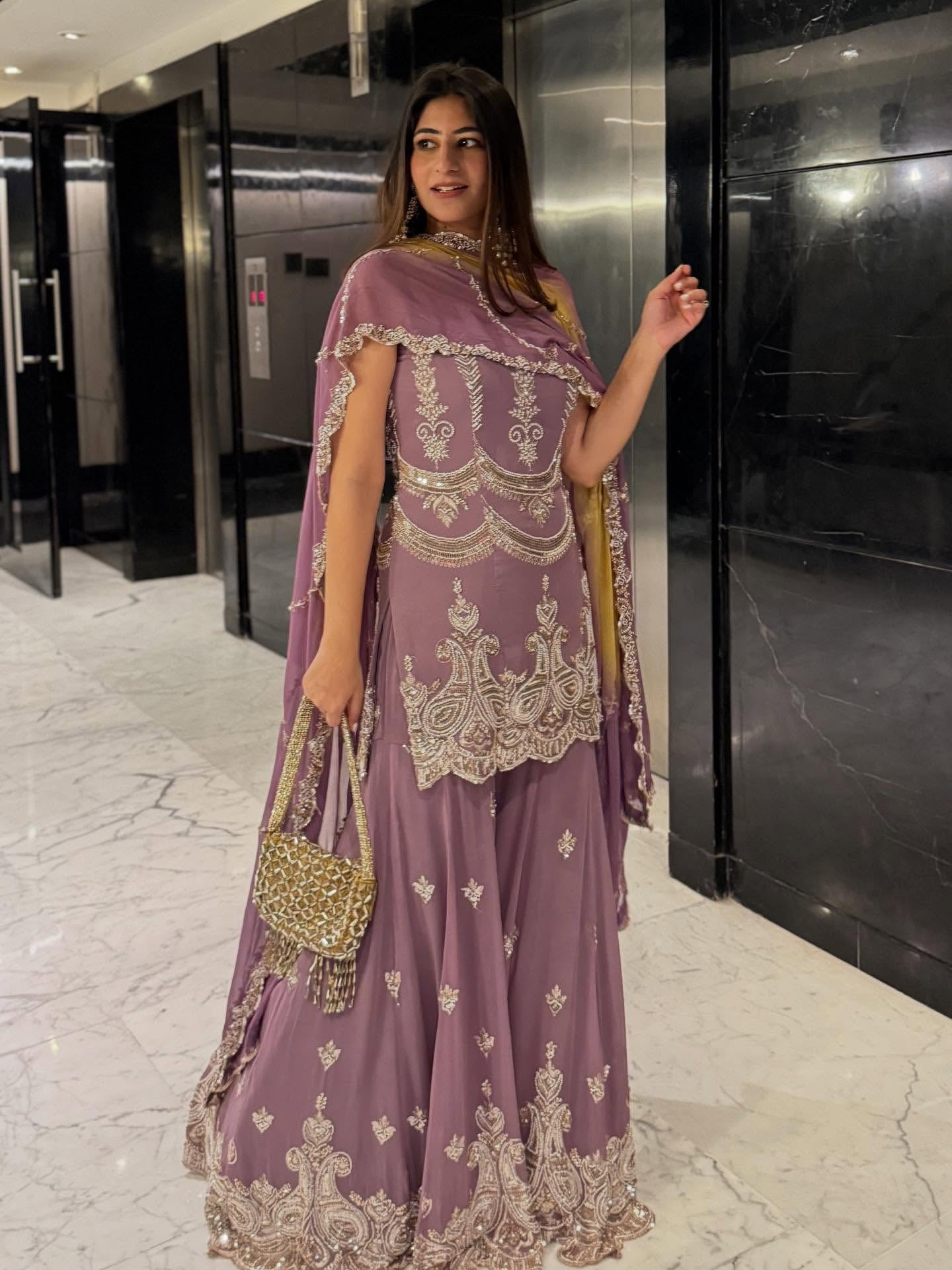 भारी कढ़ाई अनुक्रम कार्य के साथ पार्टी वियर सूट सेट