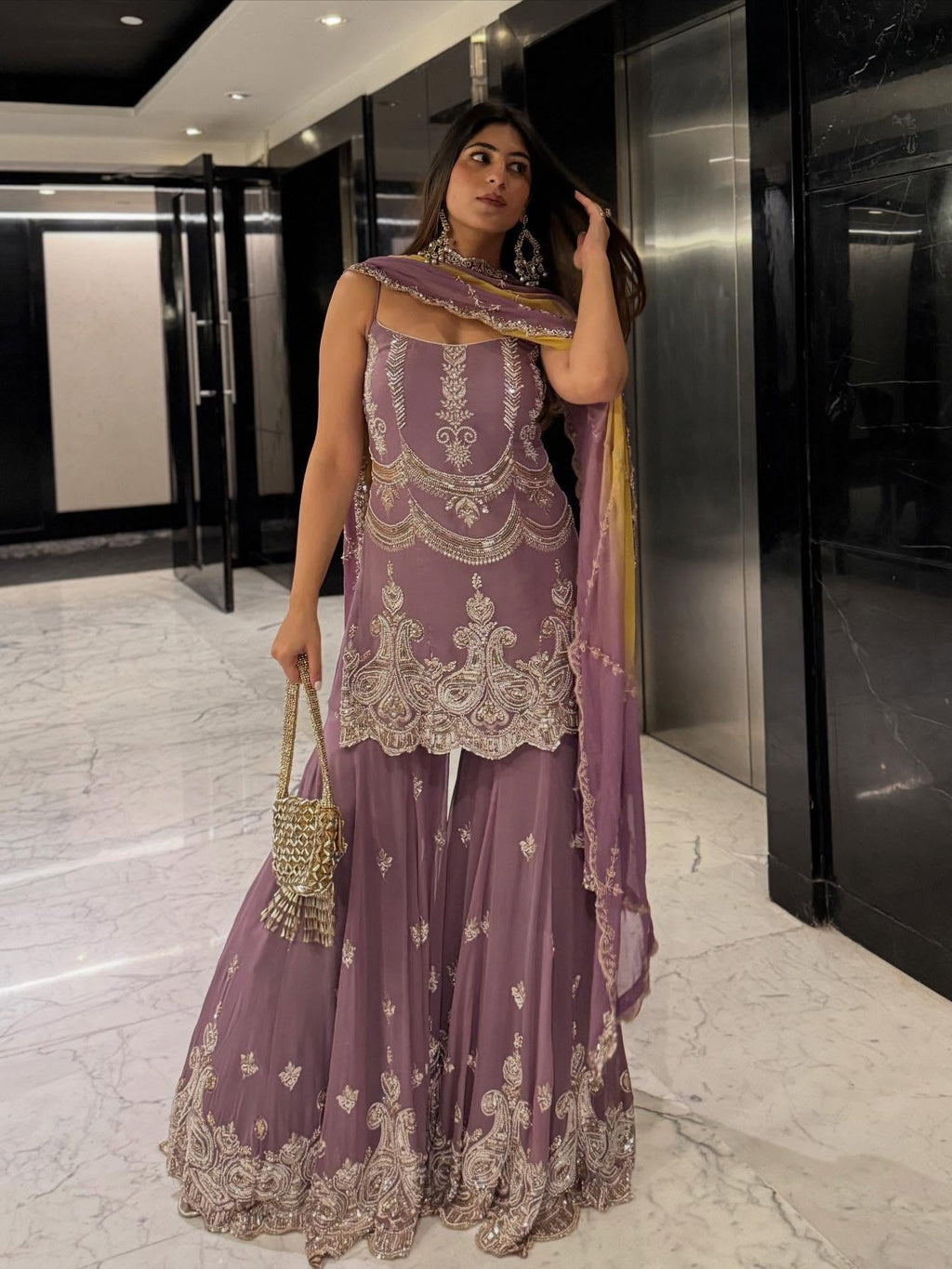 भारी कढ़ाई अनुक्रम कार्य के साथ पार्टी वियर सूट सेट