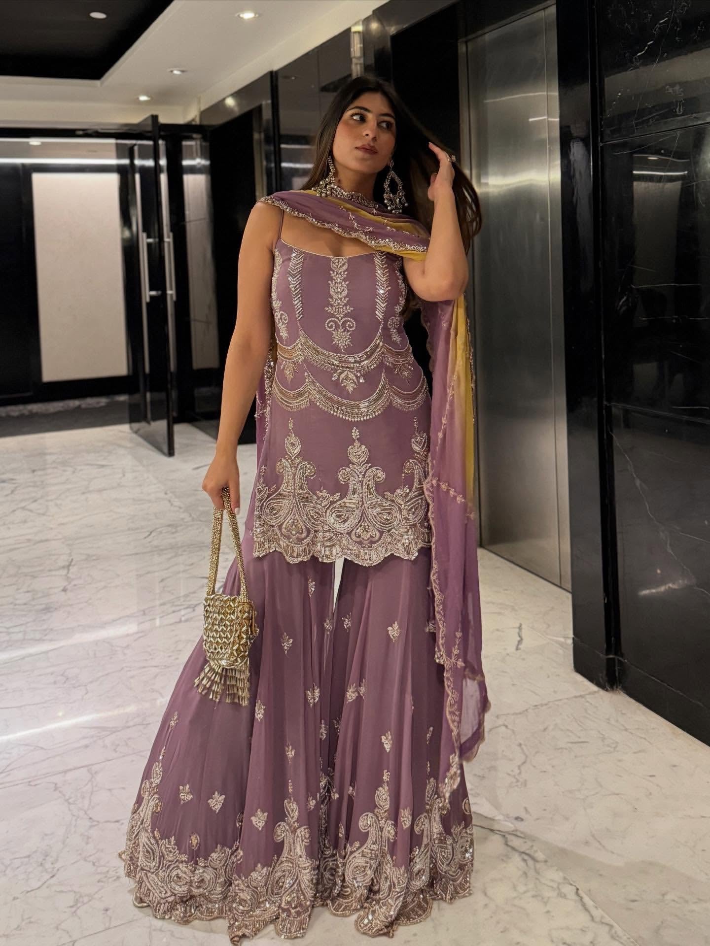 भारी कढ़ाई अनुक्रम कार्य के साथ पार्टी वियर सूट सेट