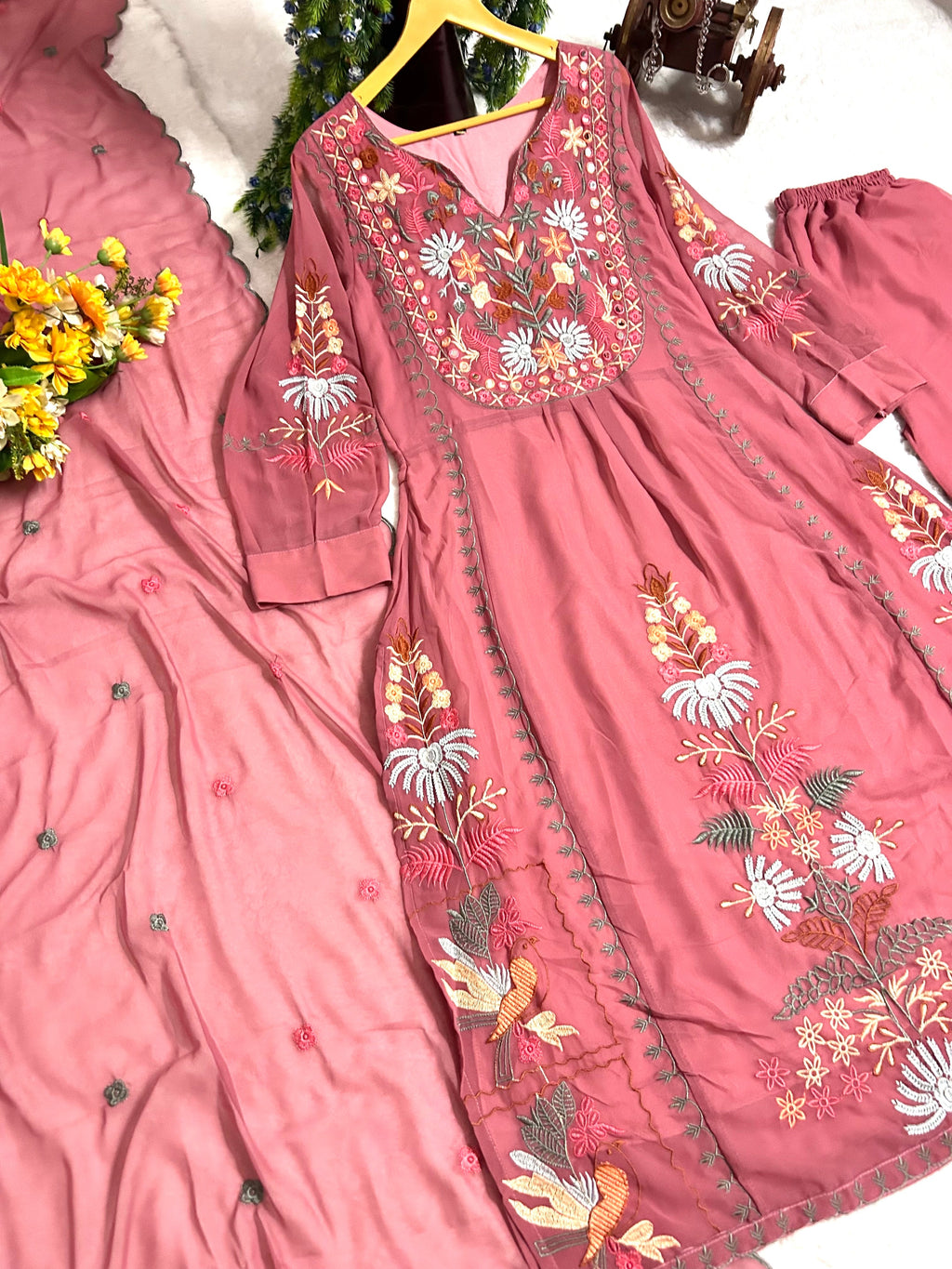 पार्टी में पहनने के लिए सुंदर टॉप और बॉटम दुपट्टे के साथ