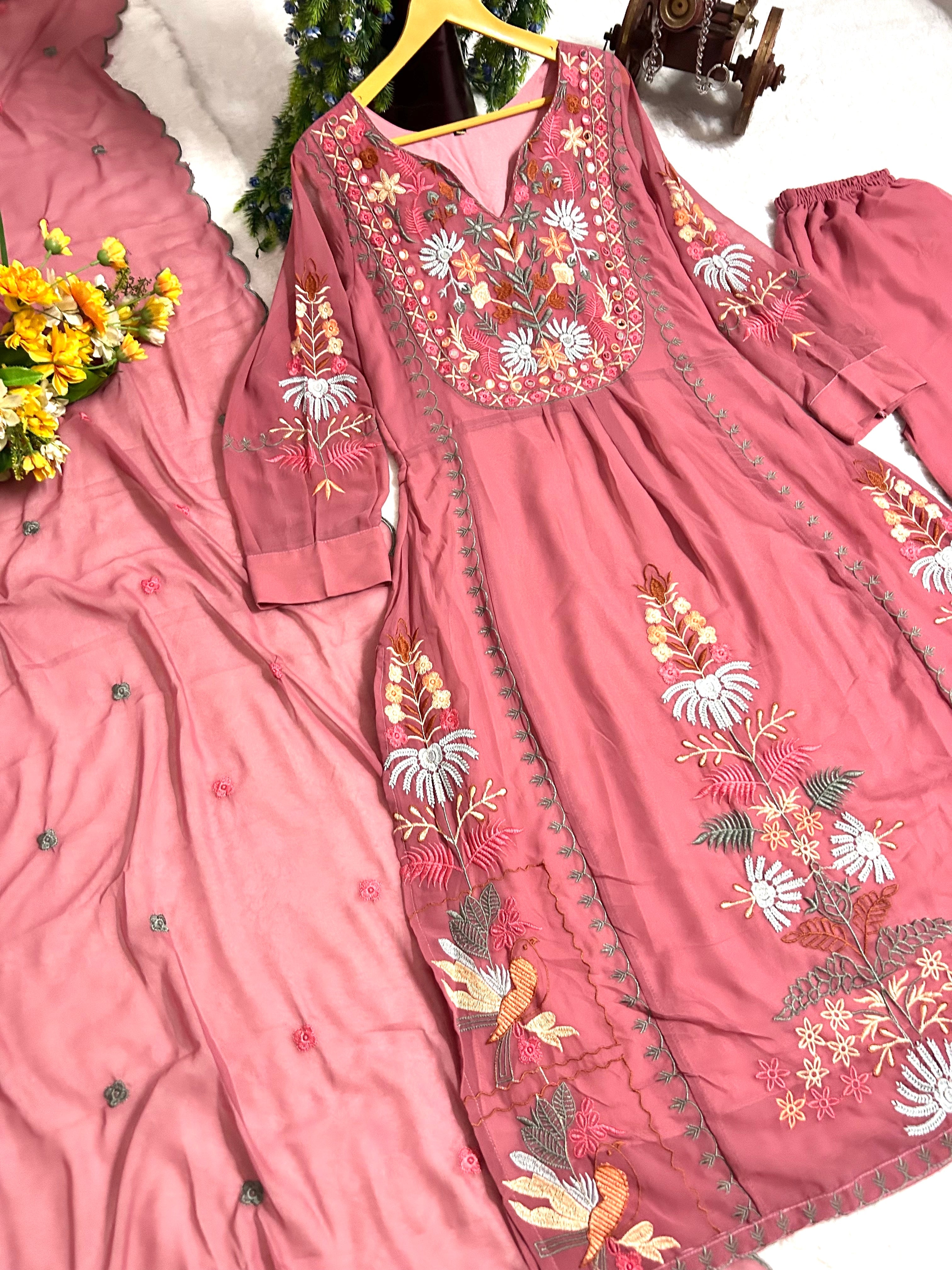 पार्टी में पहनने के लिए सुंदर टॉप और बॉटम दुपट्टे के साथ