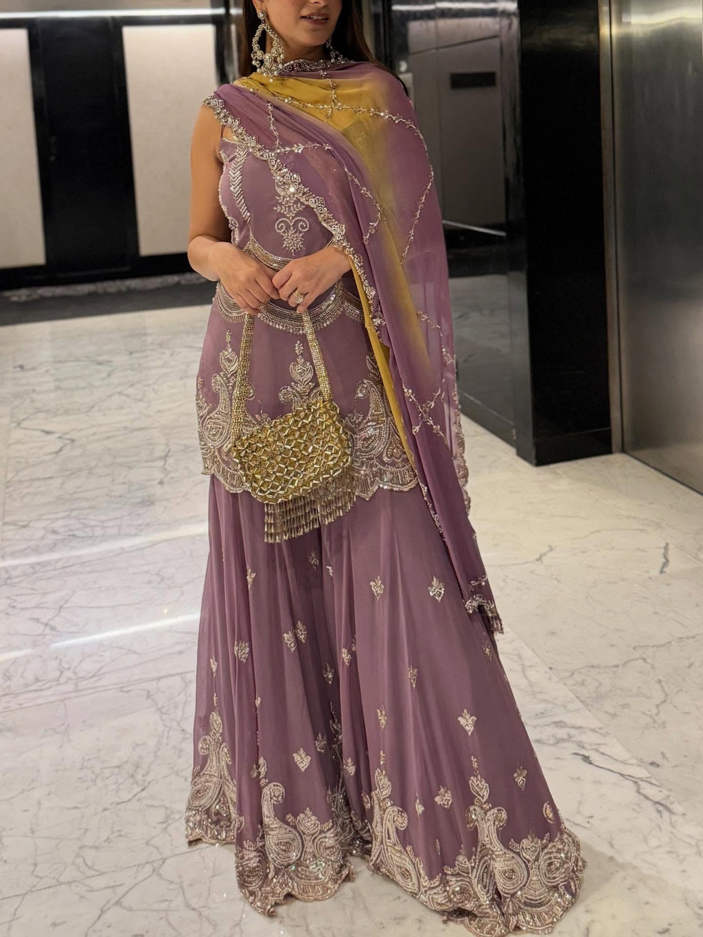 भारी कढ़ाई अनुक्रम कार्य के साथ पार्टी वियर सूट सेट