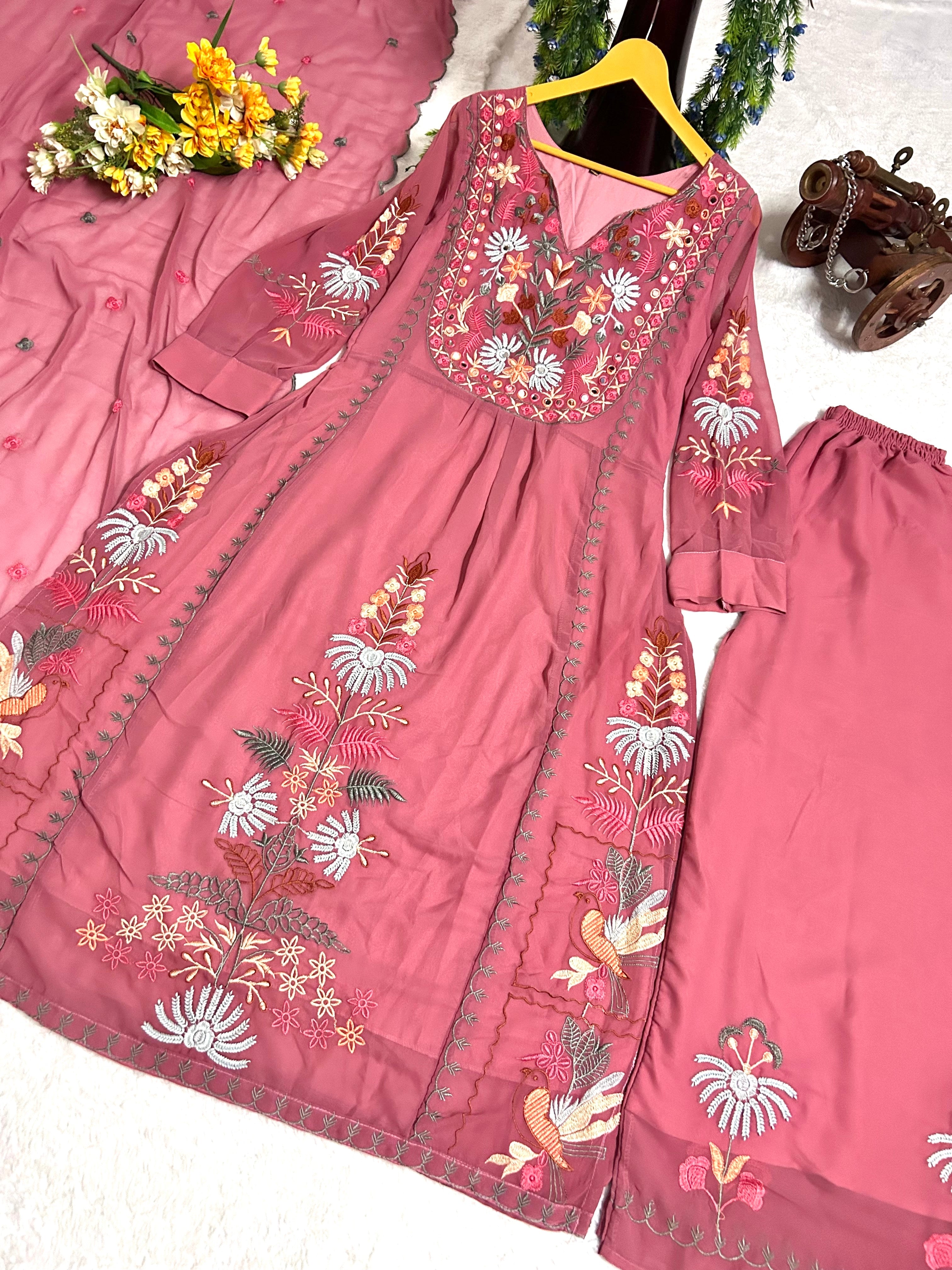 पार्टी में पहनने के लिए सुंदर टॉप और बॉटम दुपट्टे के साथ