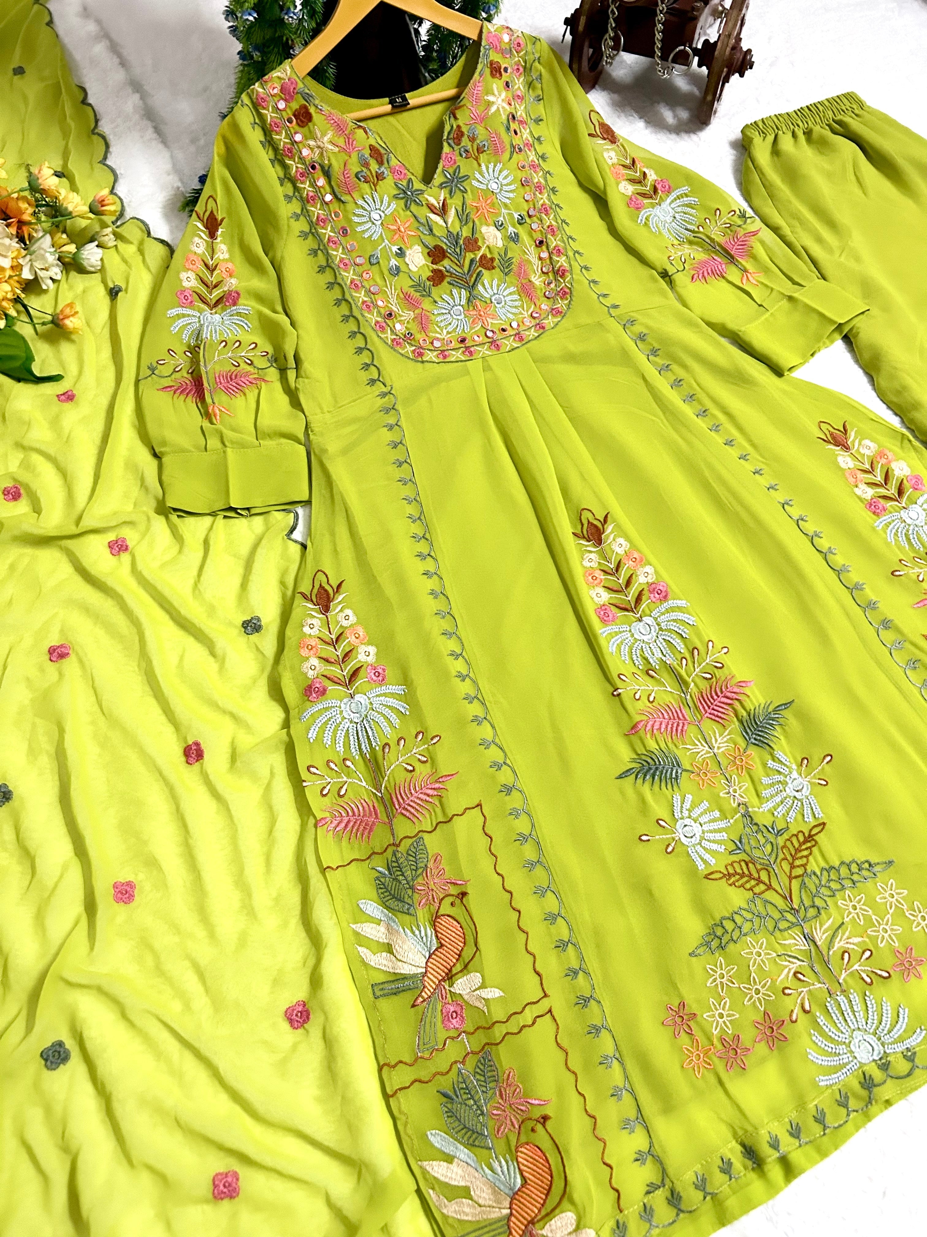 पार्टी में पहनने के लिए सुंदर टॉप और बॉटम दुपट्टे के साथ