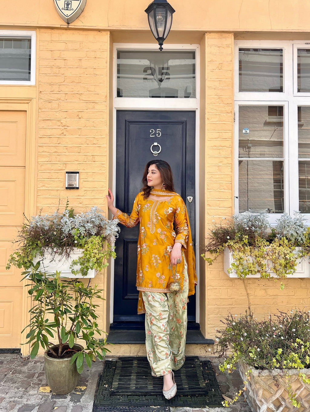 पार्टी वियर खूबसूरत टॉप-बॉटम और फैंसी दुपट्टा