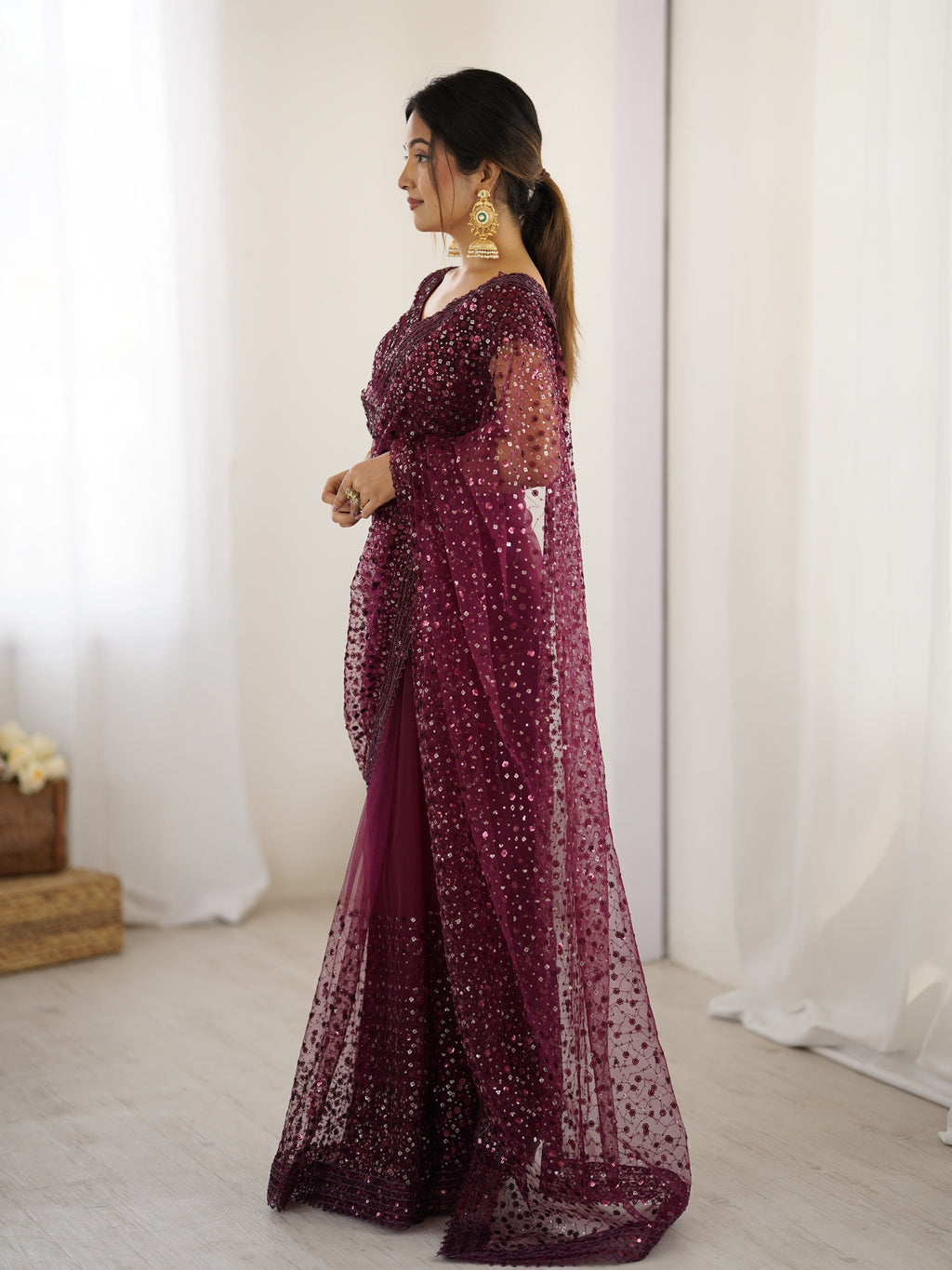 पार्टी वियर लुक डिज़ाइनर साड़ी सेक्विन और डोरी वर्क के साथ