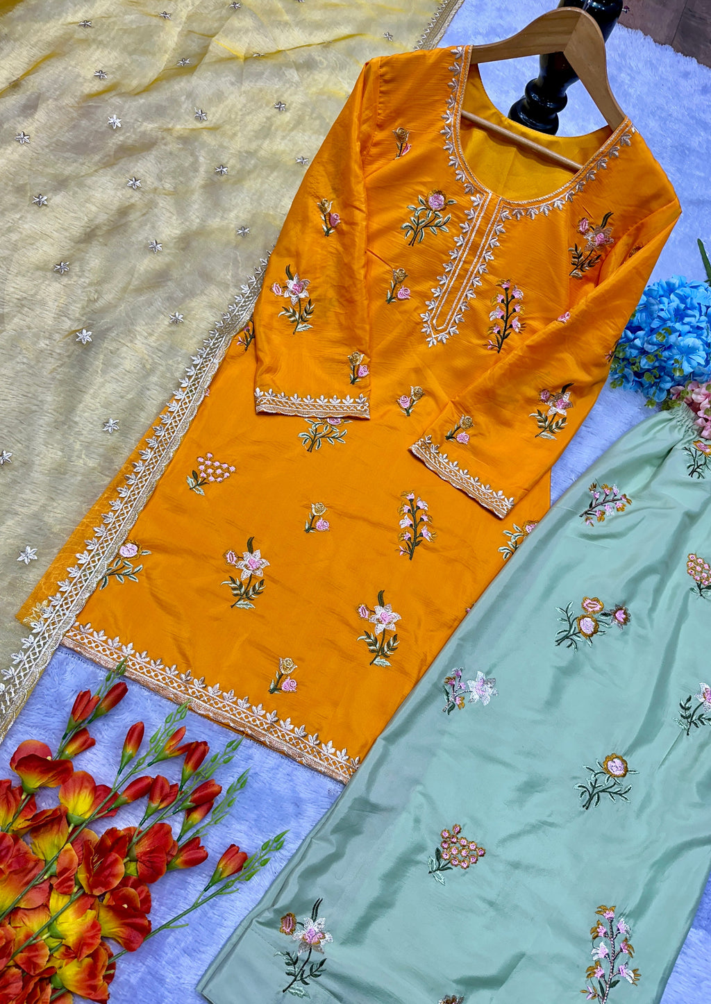 पार्टी वियर खूबसूरत टॉप-बॉटम और फैंसी दुपट्टा