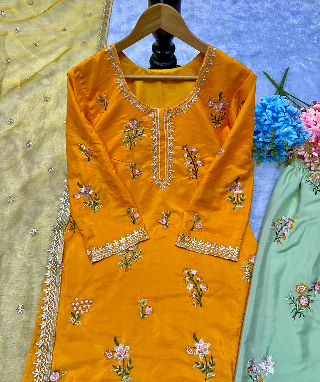 पार्टी वियर खूबसूरत टॉप-बॉटम और फैंसी दुपट्टा