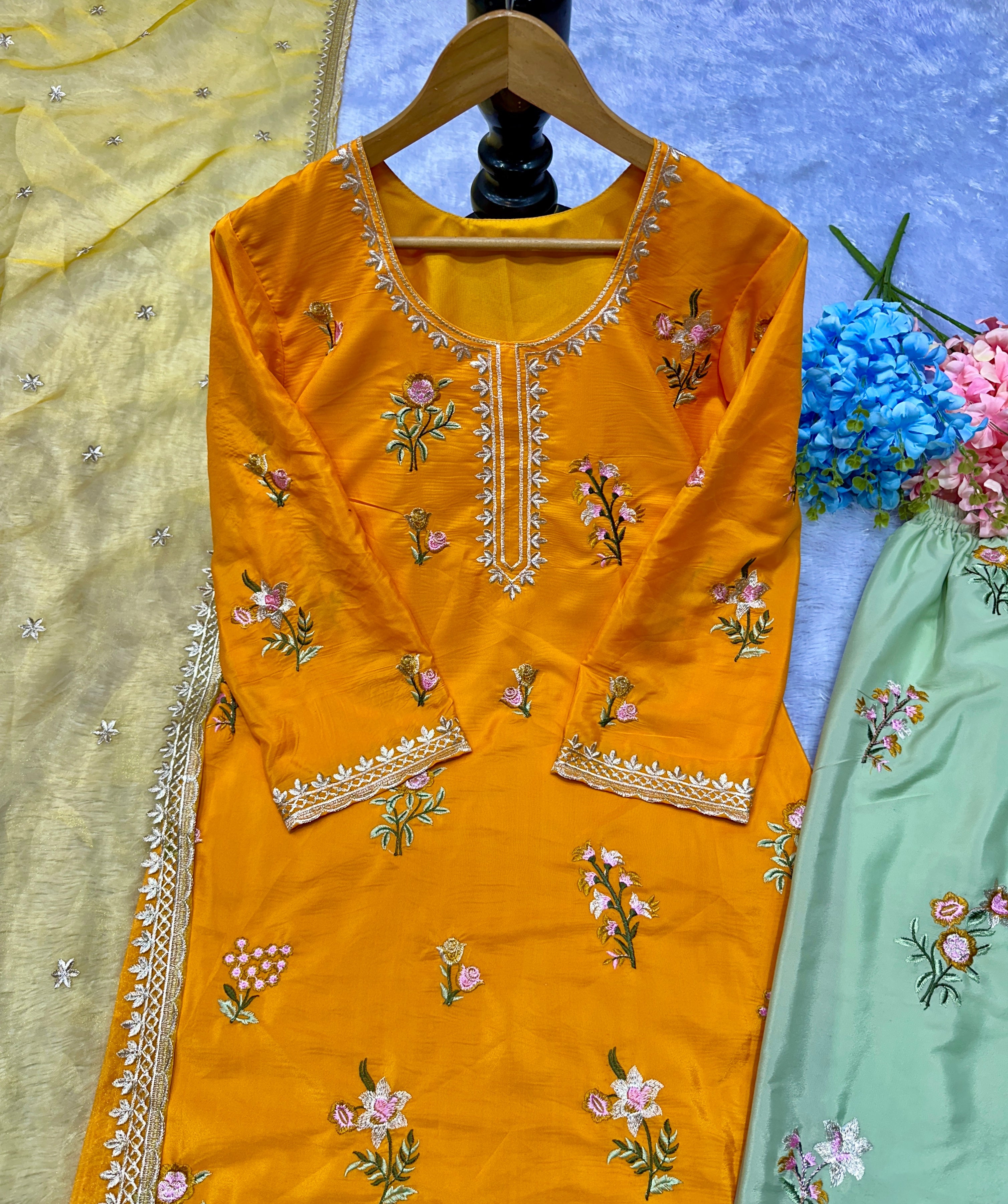 पार्टी वियर खूबसूरत टॉप-बॉटम और फैंसी दुपट्टा