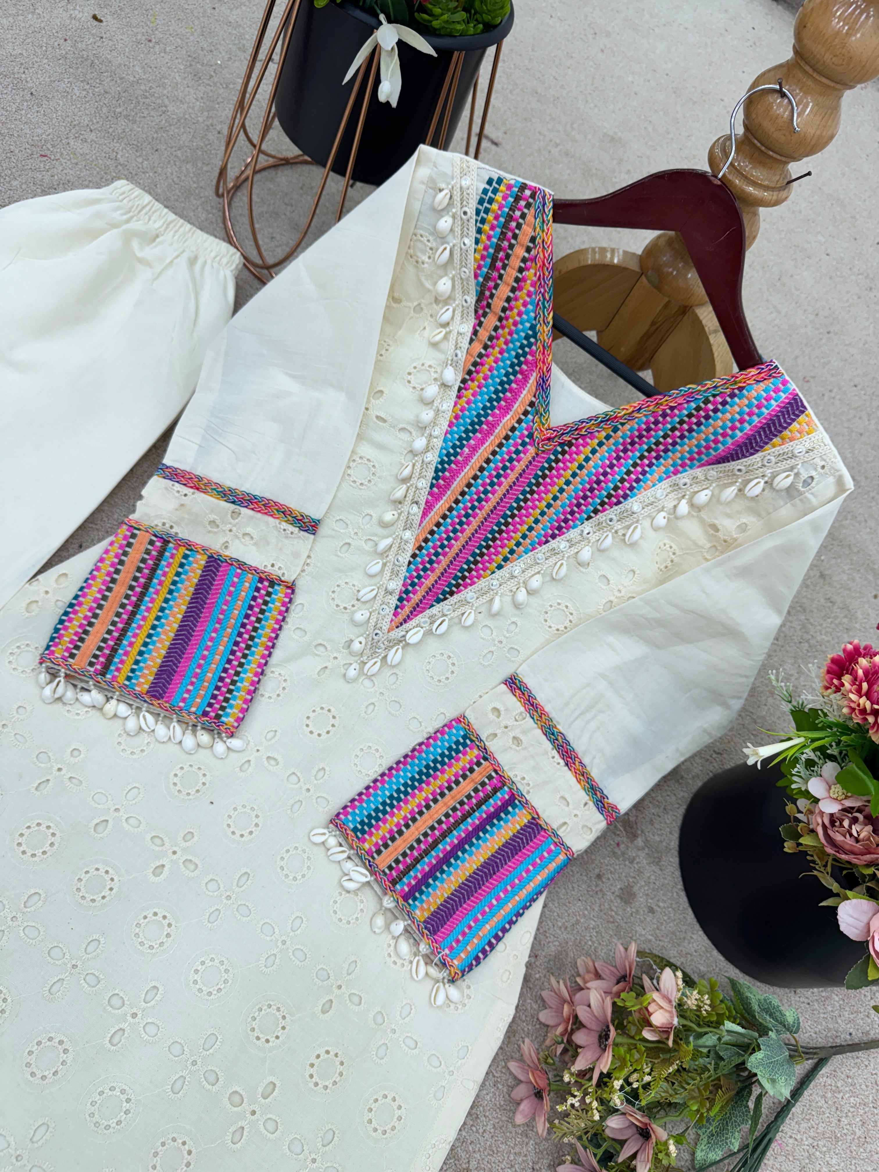 पार्टी वियर लुक के लिए थ्रेड वर्क वाला खूबसूरत को-ऑर्ड सेट