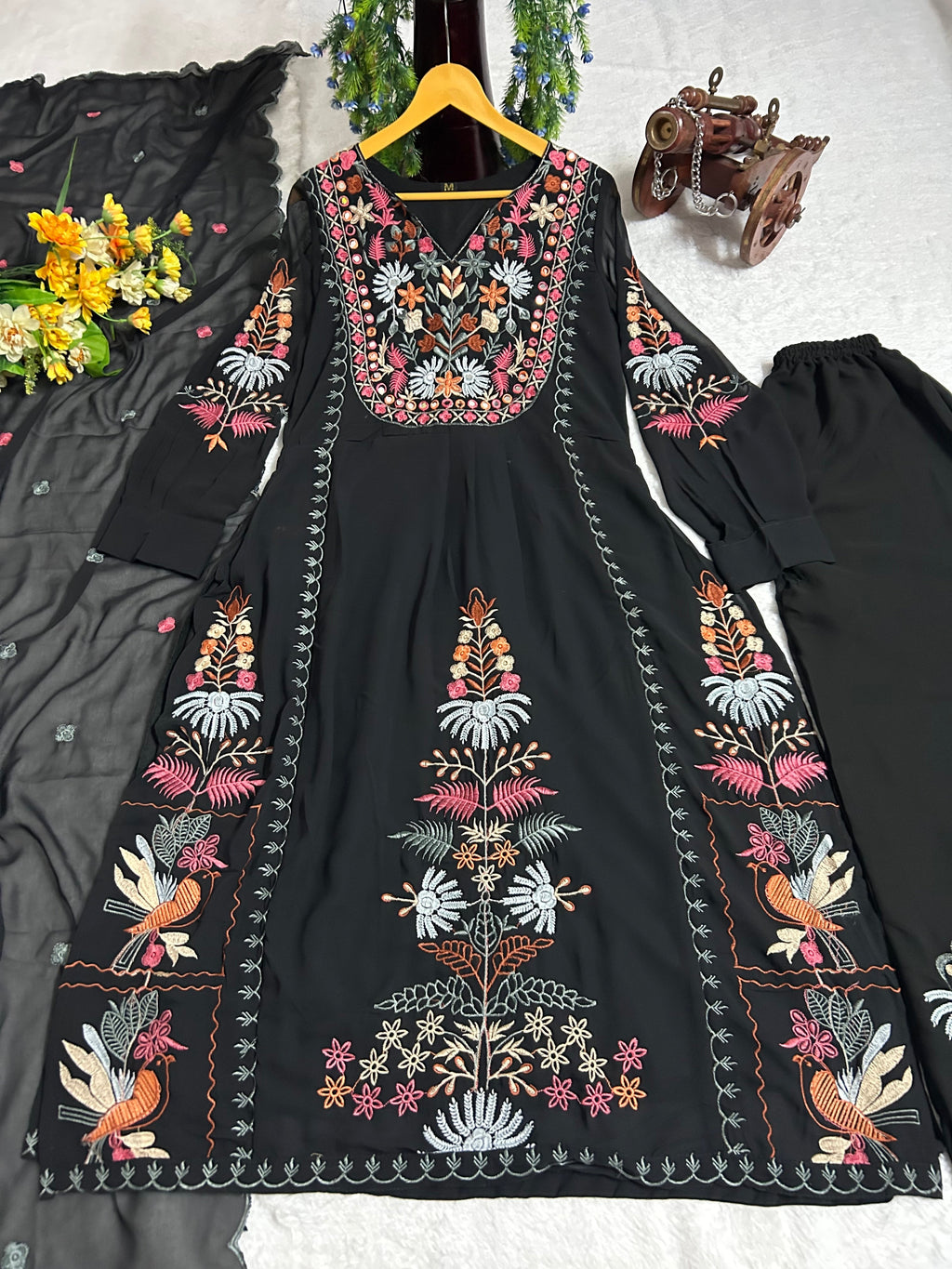 खूबसूरत दुपट्टे के साथ पार्टी वियर डिज़ाइनर सूट सेट