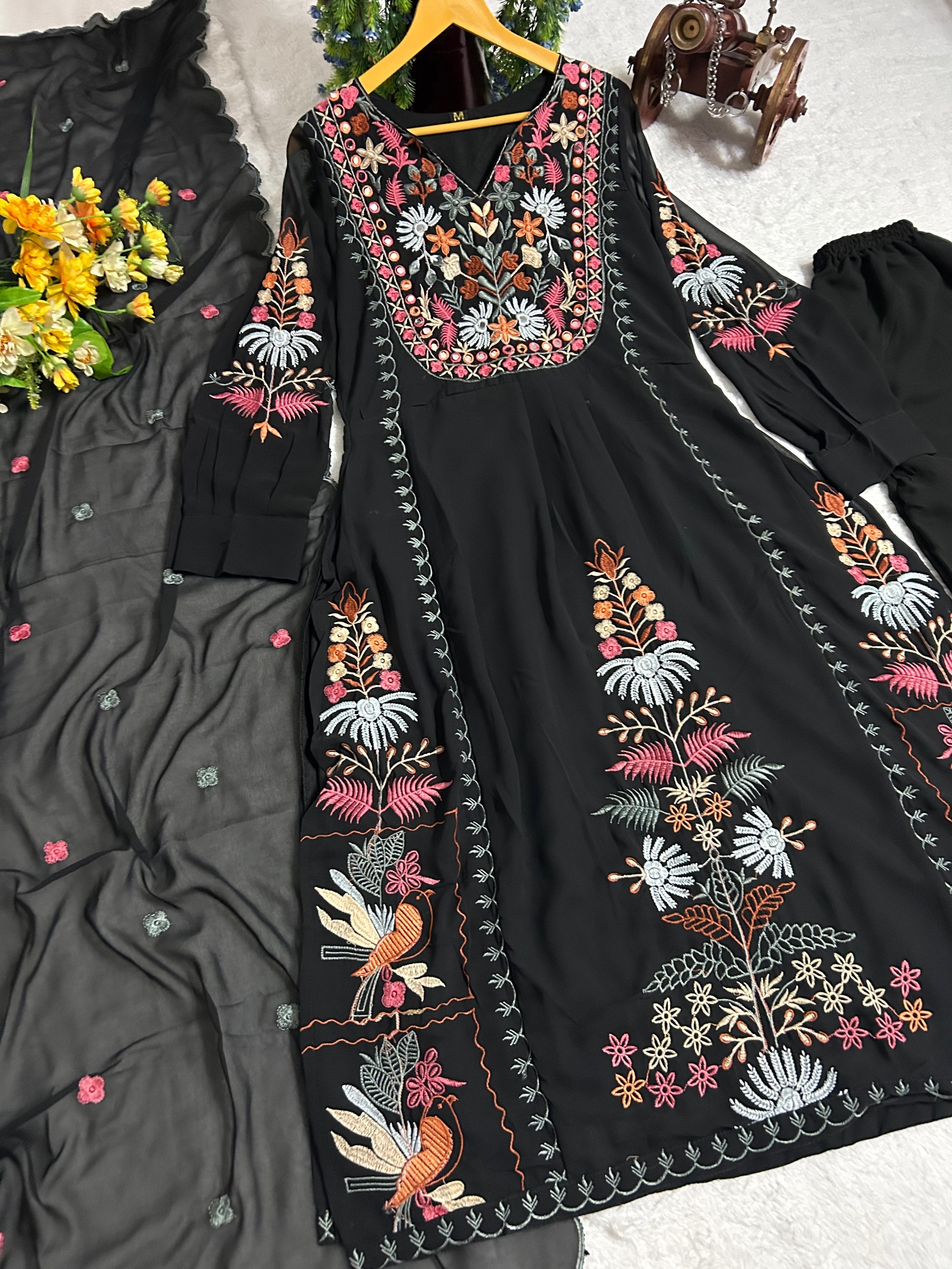 पार्टी में पहनने के लिए सुंदर टॉप और बॉटम दुपट्टे के साथ