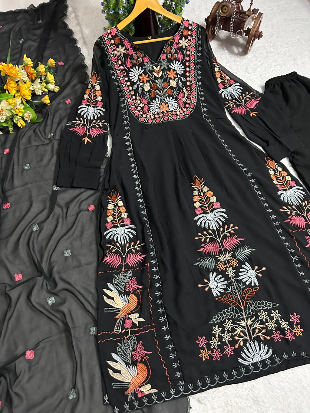 खूबसूरत दुपट्टे के साथ पार्टी वियर डिज़ाइनर सूट सेट