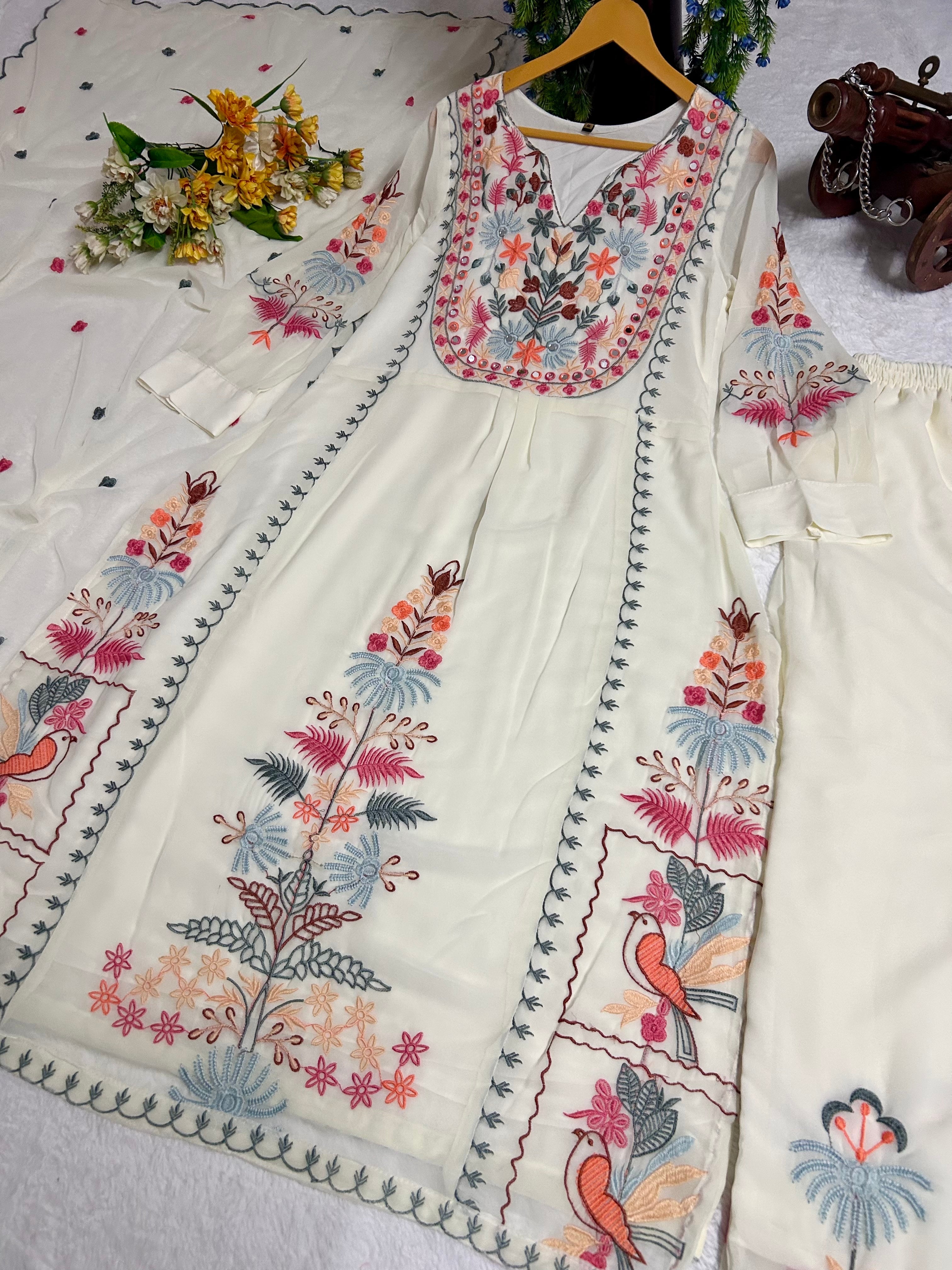 खूबसूरत दुपट्टे के साथ पार्टी वियर डिज़ाइनर सूट सेट