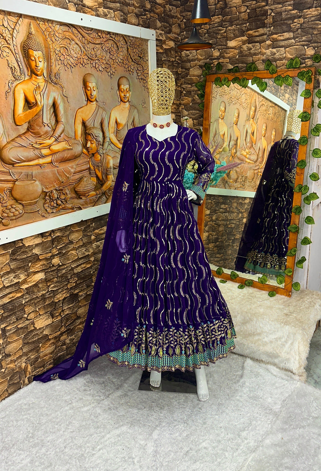 कढ़ाई के काम के साथ पार्टी वियर अनारकली गाउन पेंट और दुपट्टा