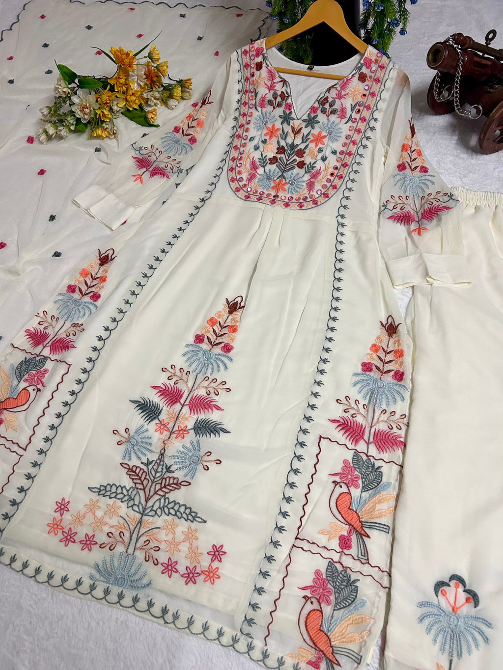 पार्टी में पहनने के लिए सुंदर टॉप और बॉटम दुपट्टे के साथ