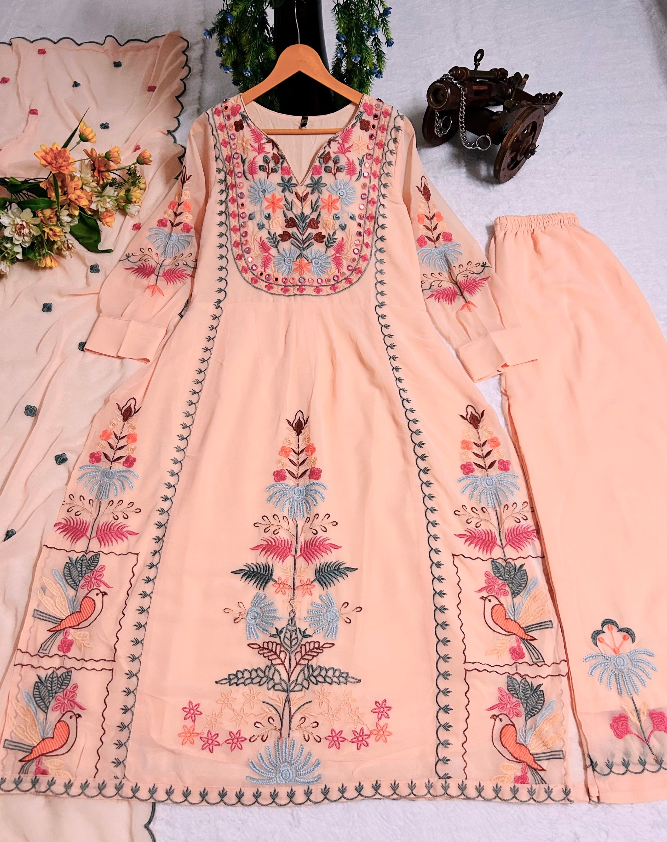 पार्टी में पहनने के लिए सुंदर टॉप और बॉटम दुपट्टे के साथ