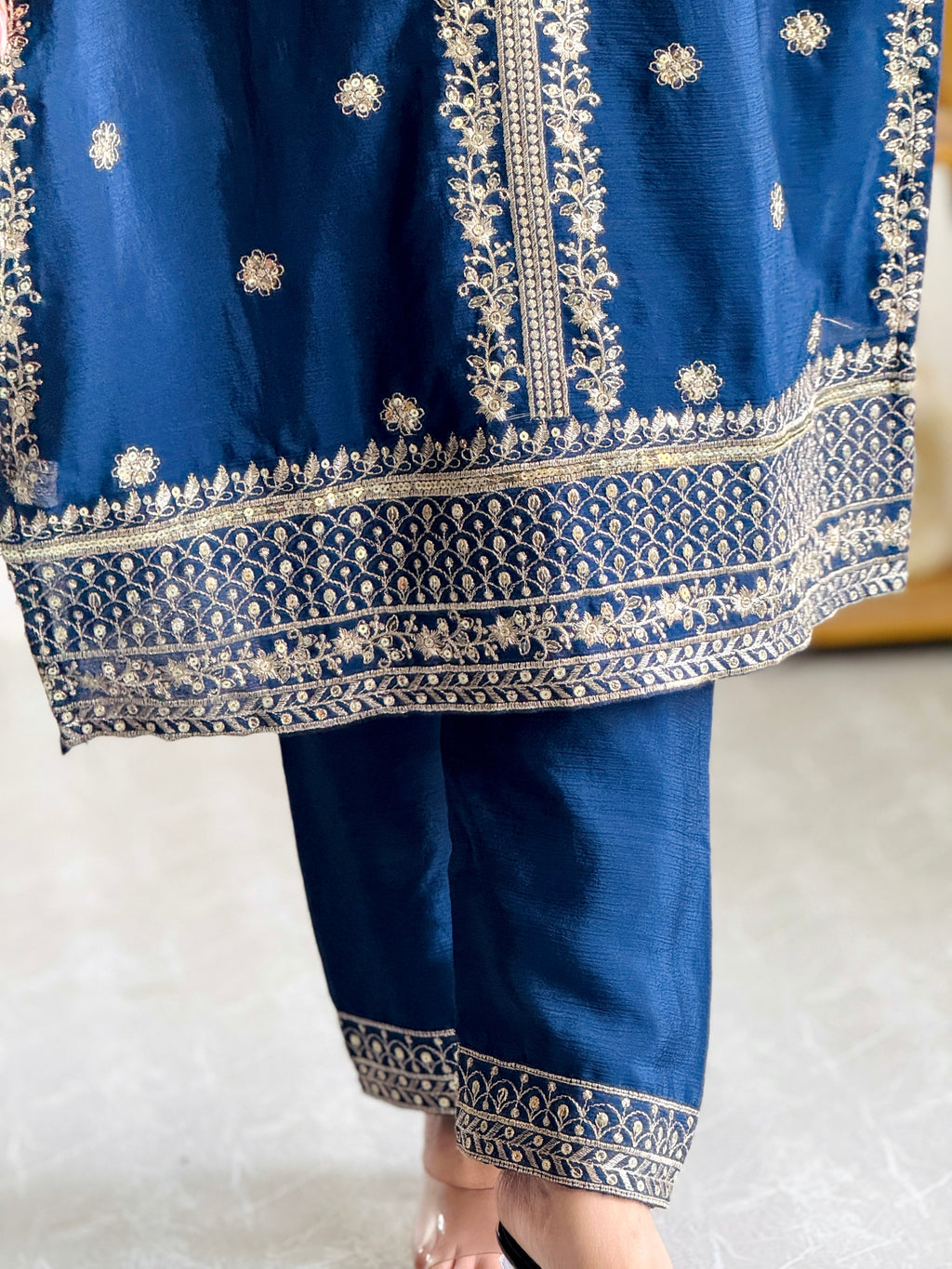 पार्टी वियर टॉप-पेंट और दुपट्टा कढ़ाई सीक्वेंस वर्क के साथ