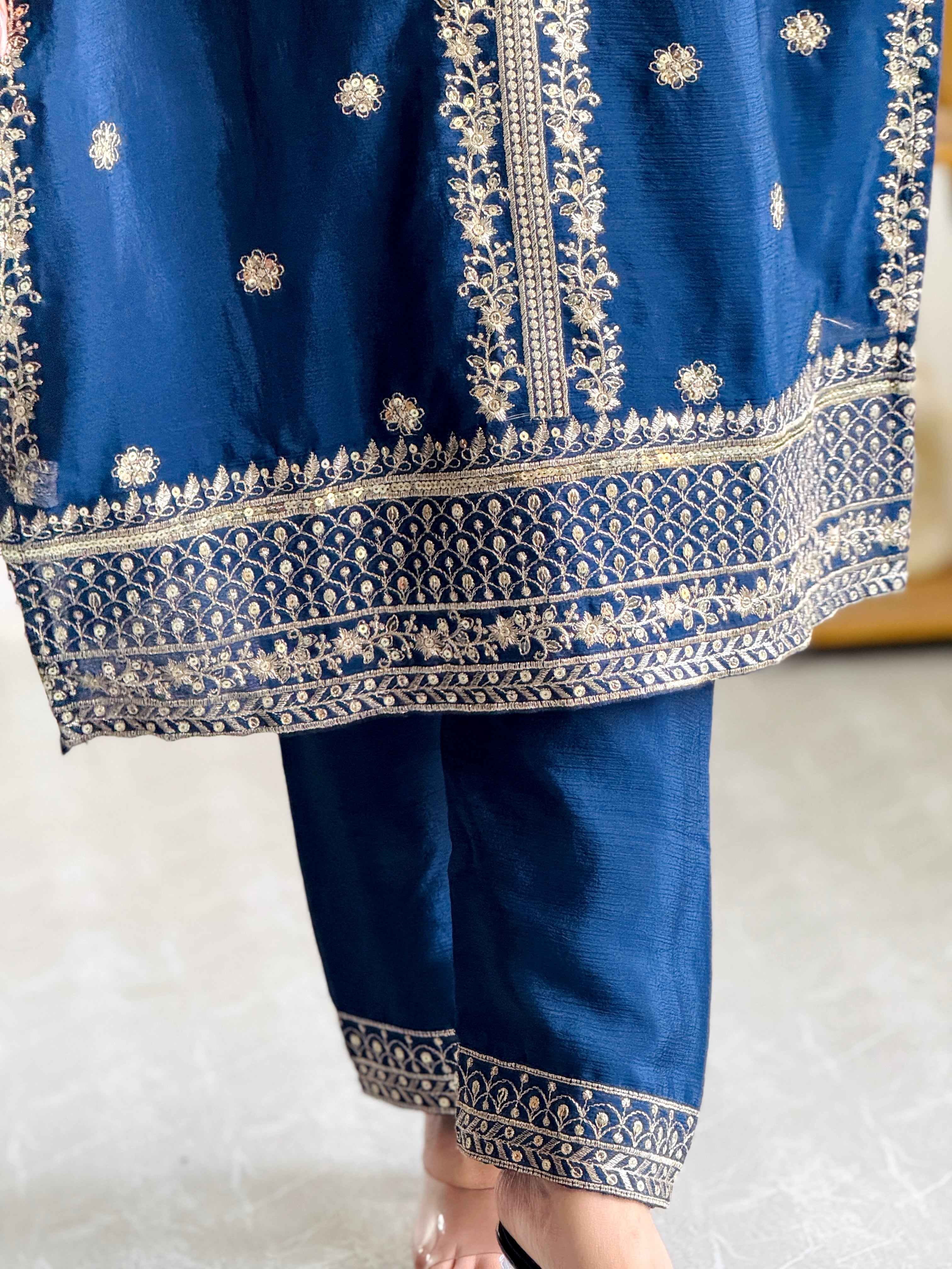 पार्टी वियर टॉप-पेंट और दुपट्टा कढ़ाई सीक्वेंस वर्क के साथ